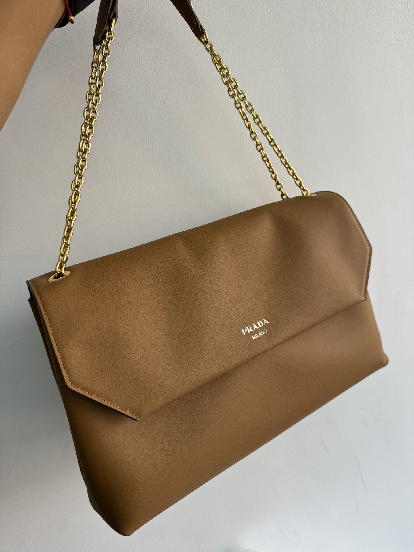 24 new 1BD368 chain bag, Prada chain handbag is made of imported calfskin, with imported soft sheepskin interior, LOGO screen printing on the fro