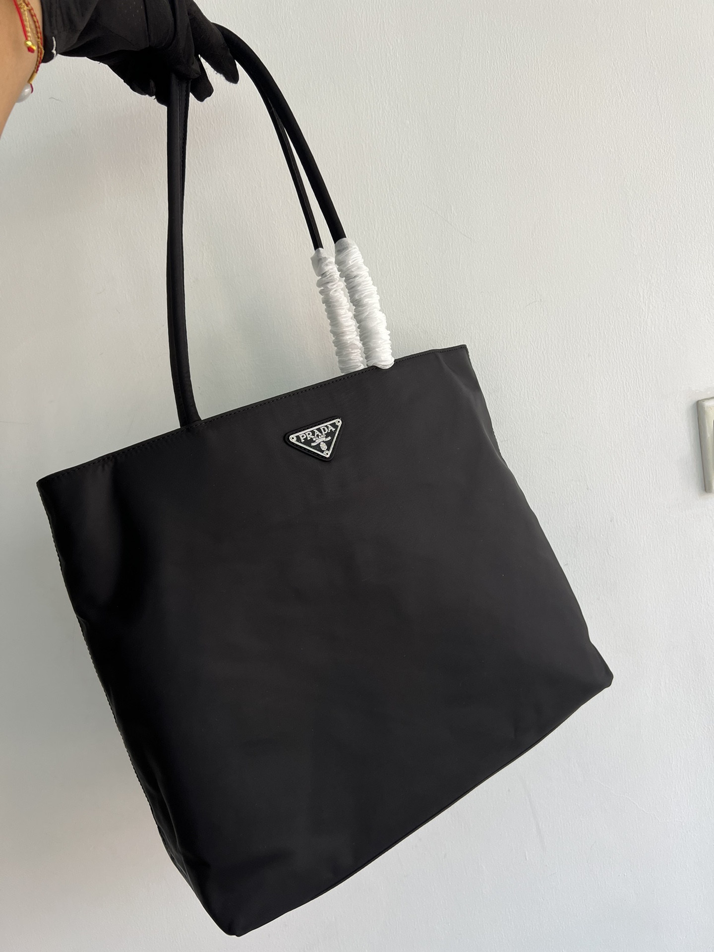 Large size! 25 new Prada first tote bag. Officially selling B6248. The retro tote bag is made of imported nylon fabric and has the iconic triangl
