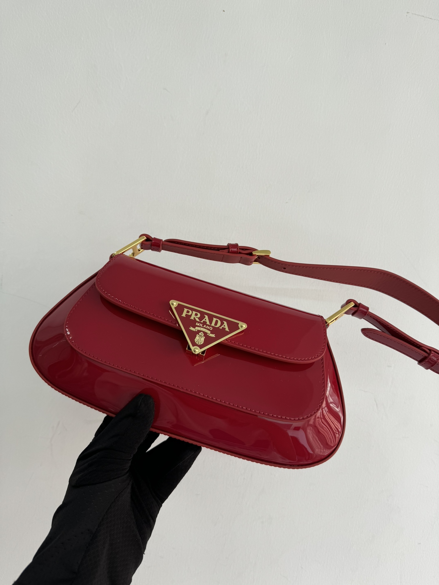 24 new products debut (patent leather) Pradas new original factory armpit bag is officially on sale 1BD345 has arrived. The smooth arc design giv
