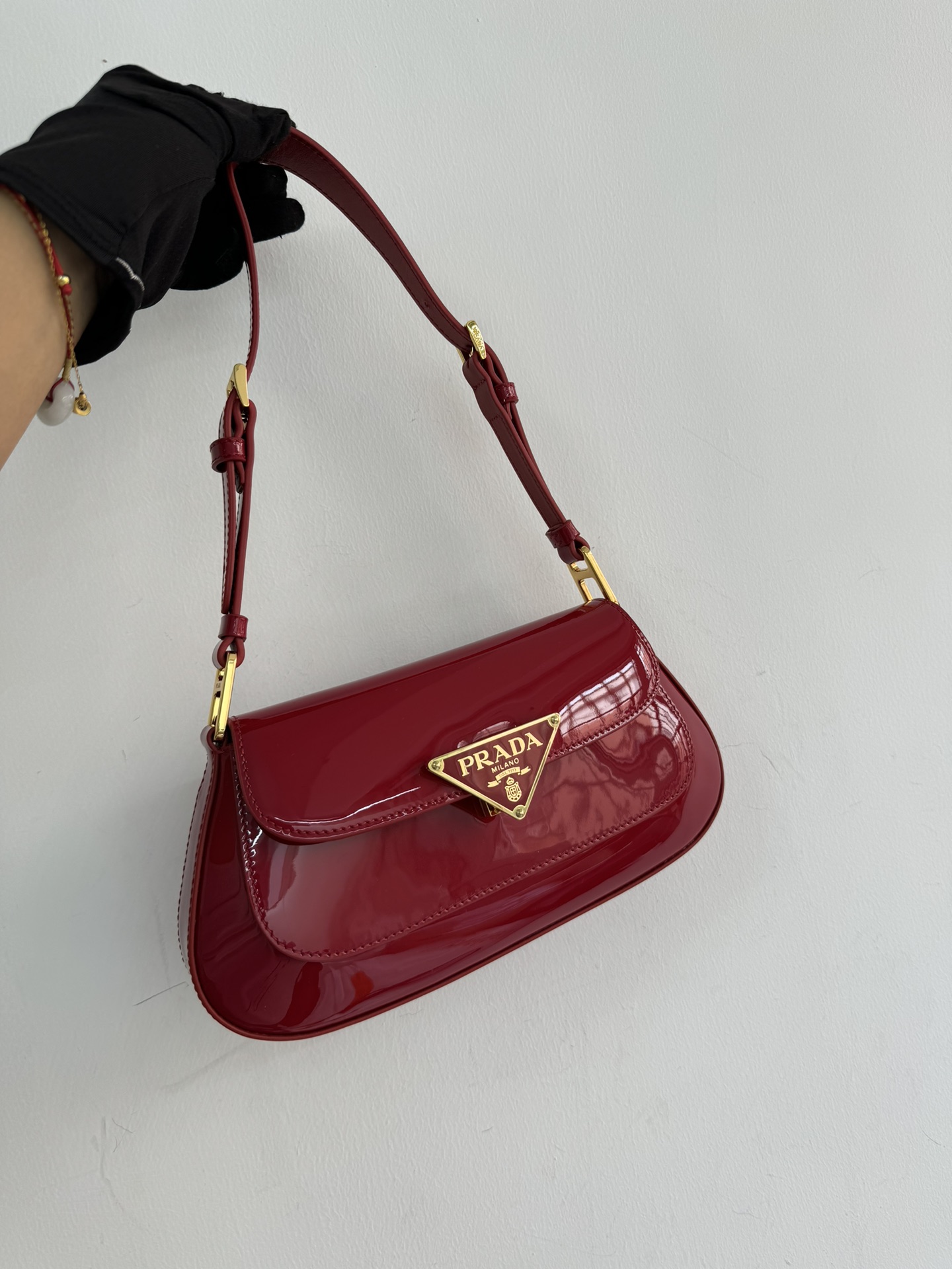 24 new products debut (patent leather) Pradas new original factory armpit bag is officially on sale 1BD345 has arrived. The smooth arc design giv