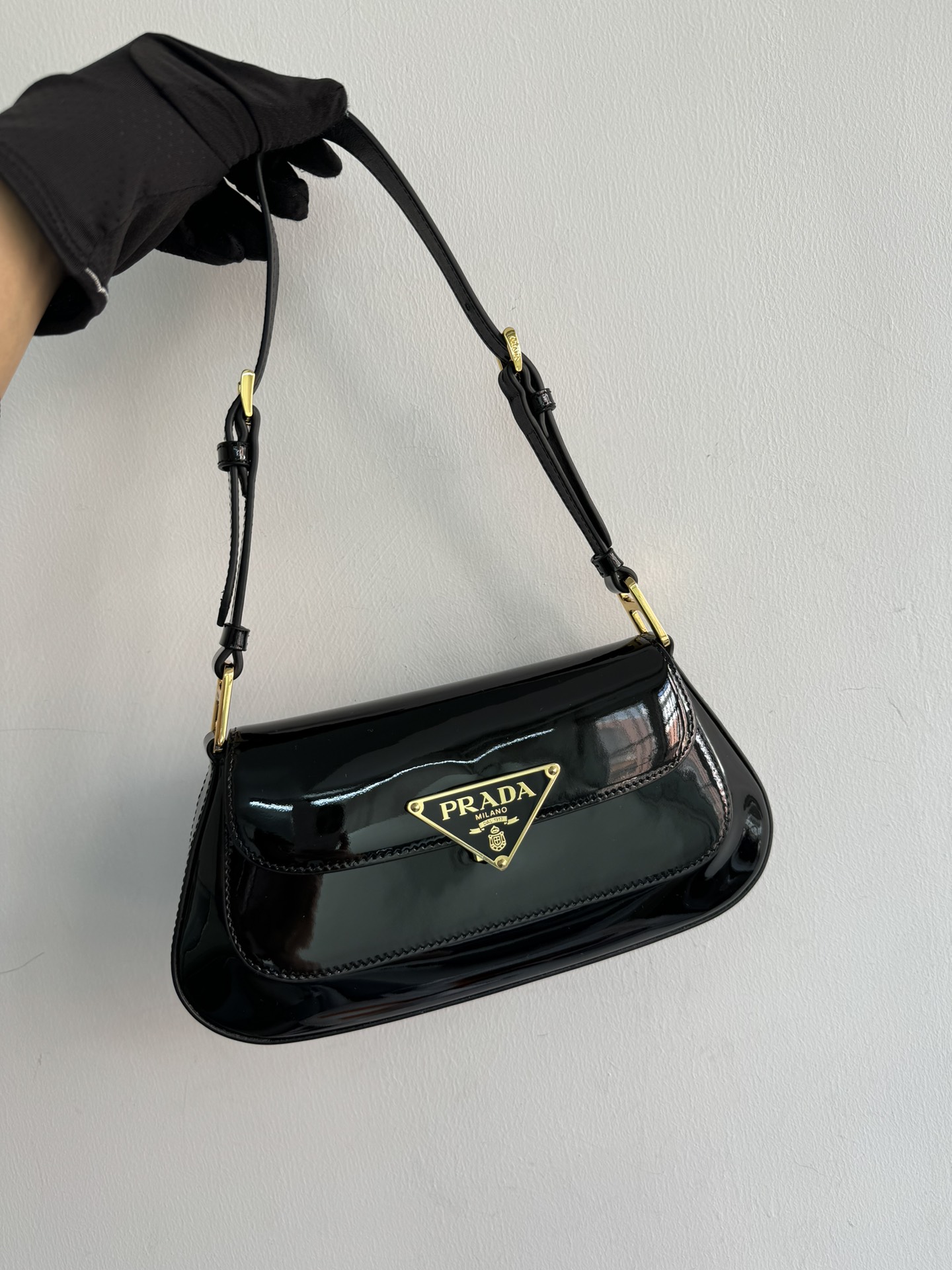 24 new products debut (patent leather) Pradas new original factory armpit bag is officially on sale 1BD345 has arrived. The smooth arc design giv
