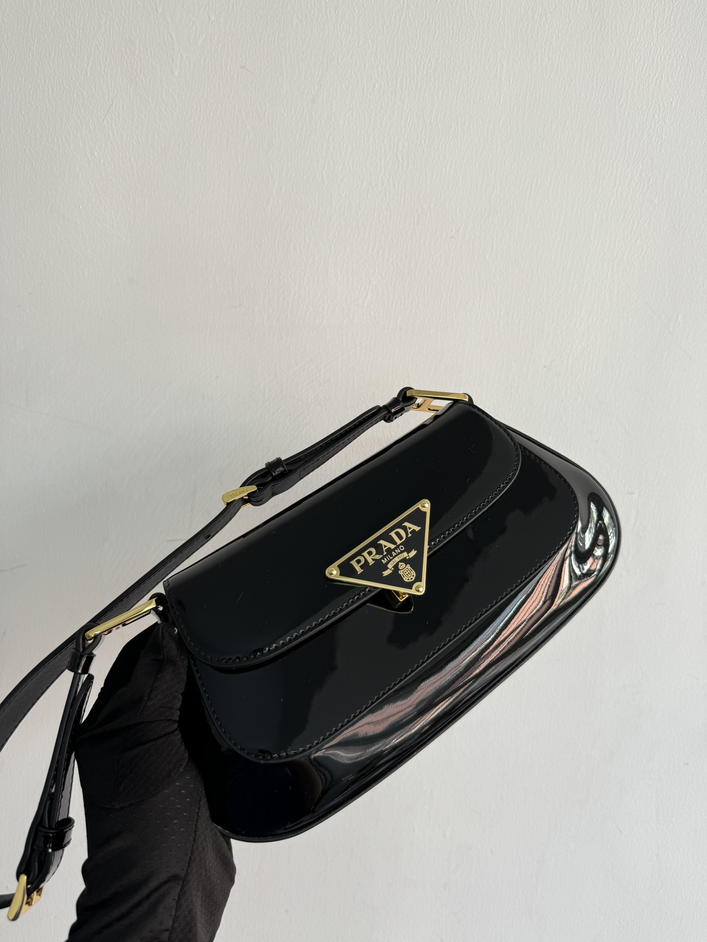 24 new products debut (patent leather) Pradas new original factory armpit bag is officially on sale 1BD345 has arrived. The smooth arc design giv
