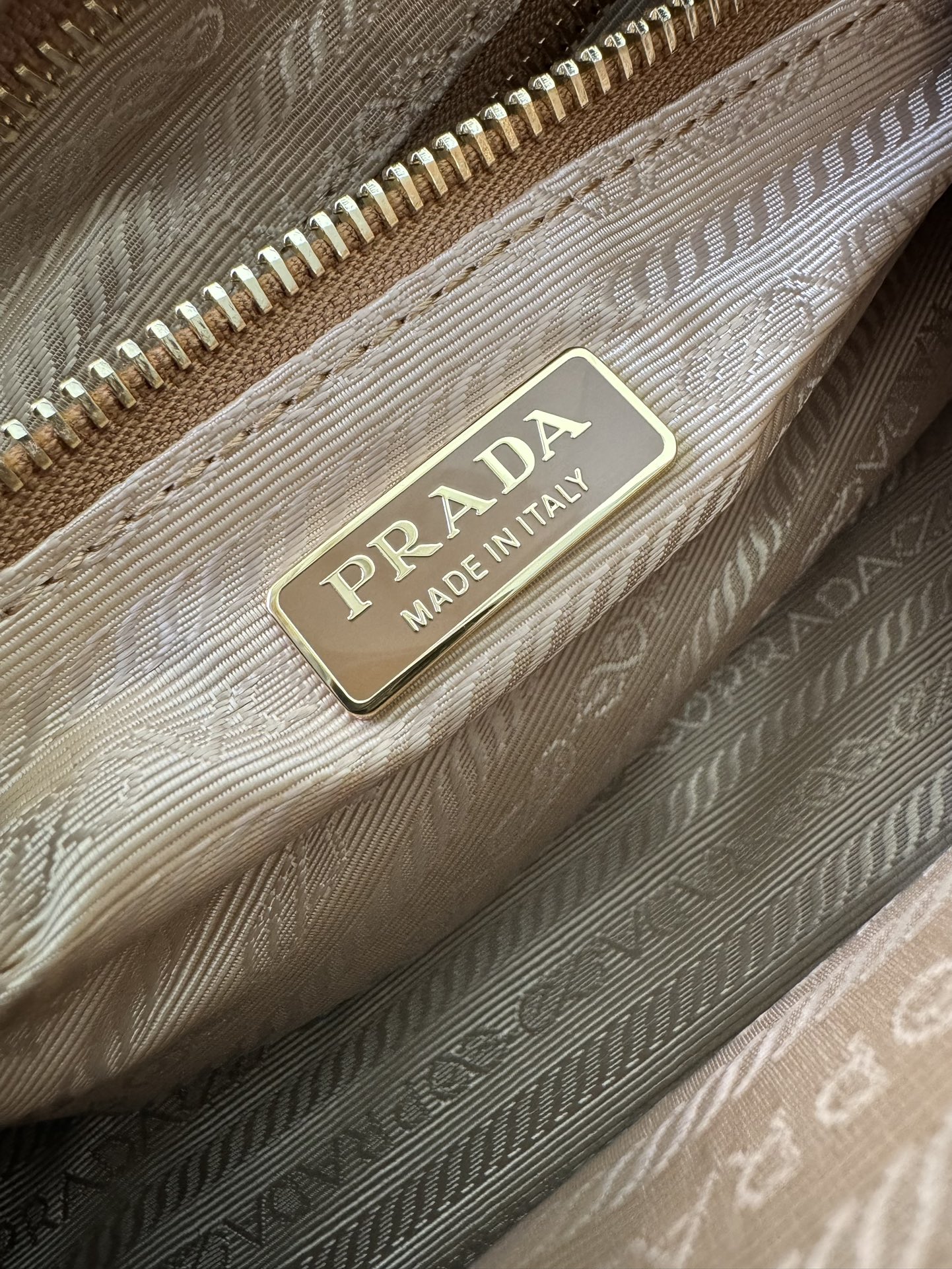 Prada 油亮的色泽散发出古典气息 配有一条可拆卸调节的长肩带 方便肩背和斜跨 容量空间非常大