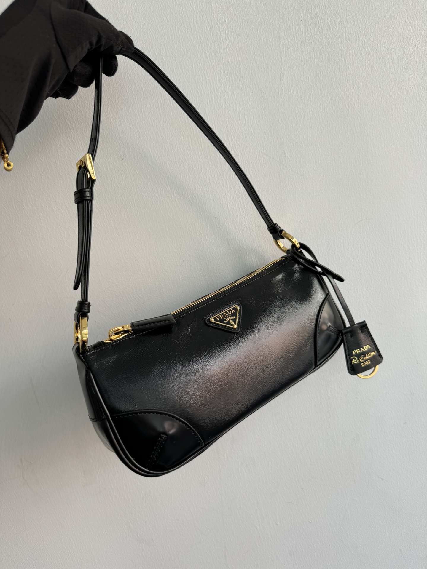 Prada Small size (upgraded version) rare matching version of 24 oil wax leather armpit bags1BC201 series. Embellished with glossy leather details