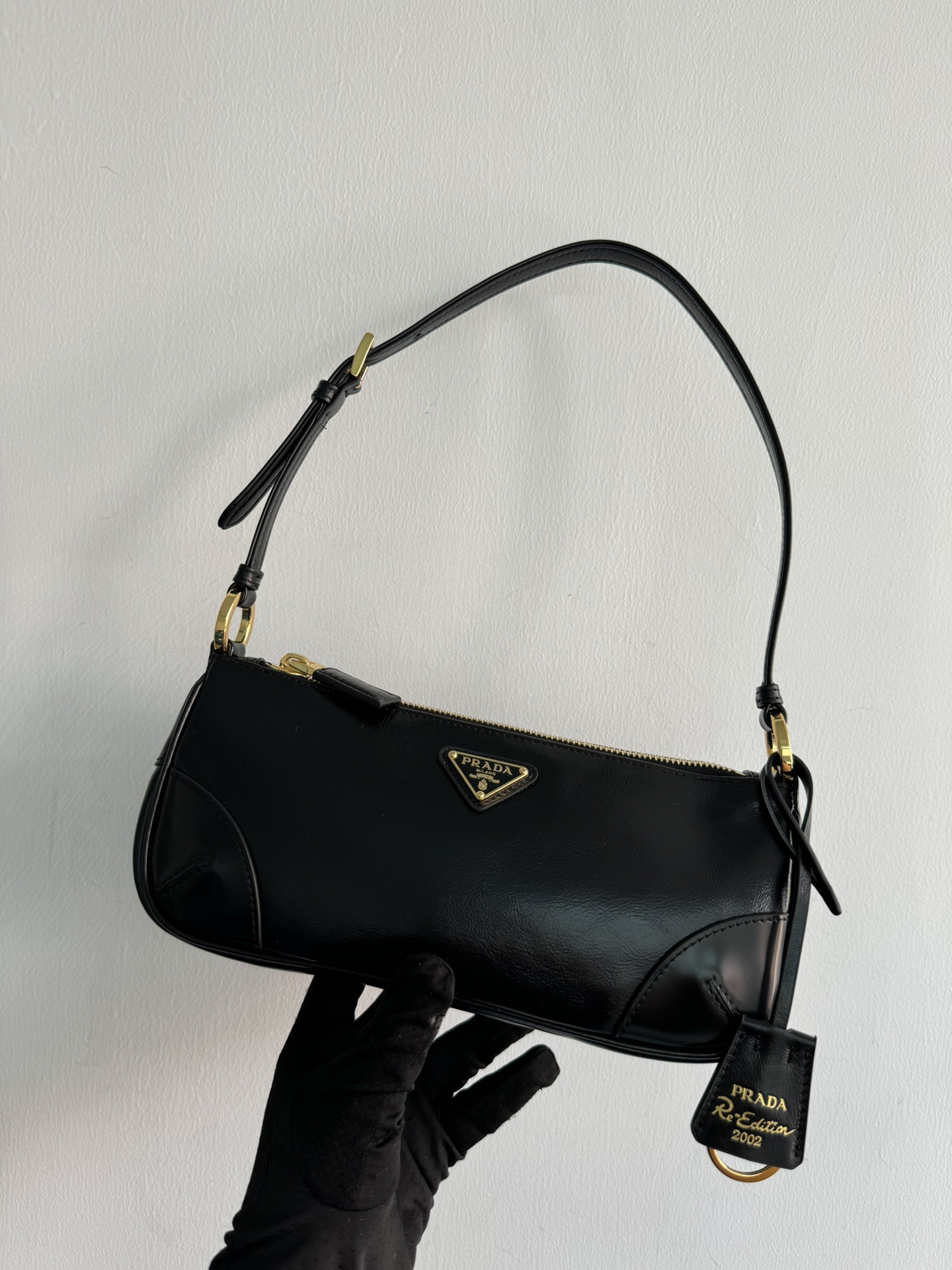 Prada Small size (upgraded version) rare matching version of 24 oil wax leather armpit bags1BC201 series. Embellished with glossy leather details