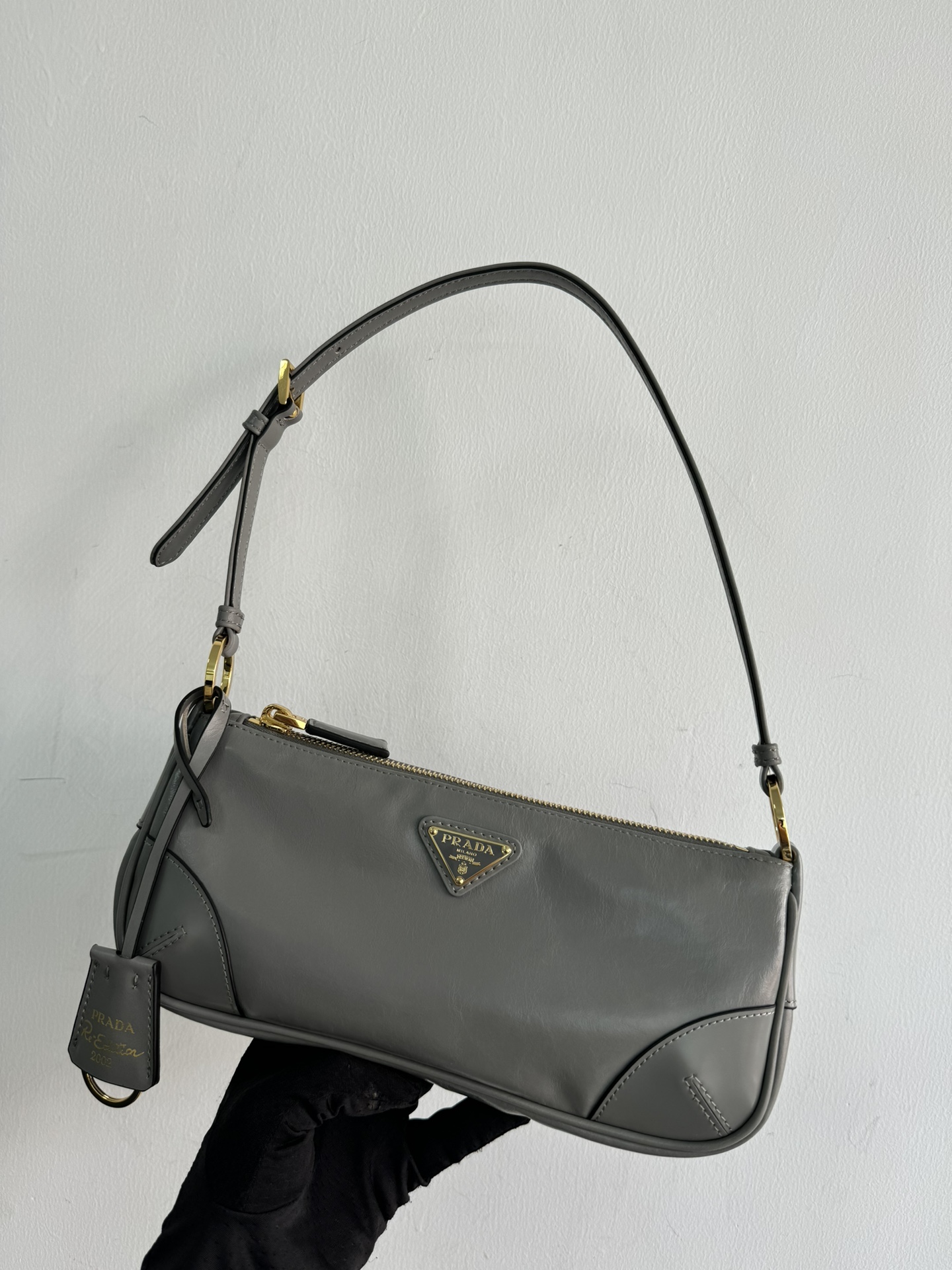Prada Small size (upgraded version) rare matching version of 24 oil-waxed cowhide underarm bags1BC201 series. Embellished with glossy leather det