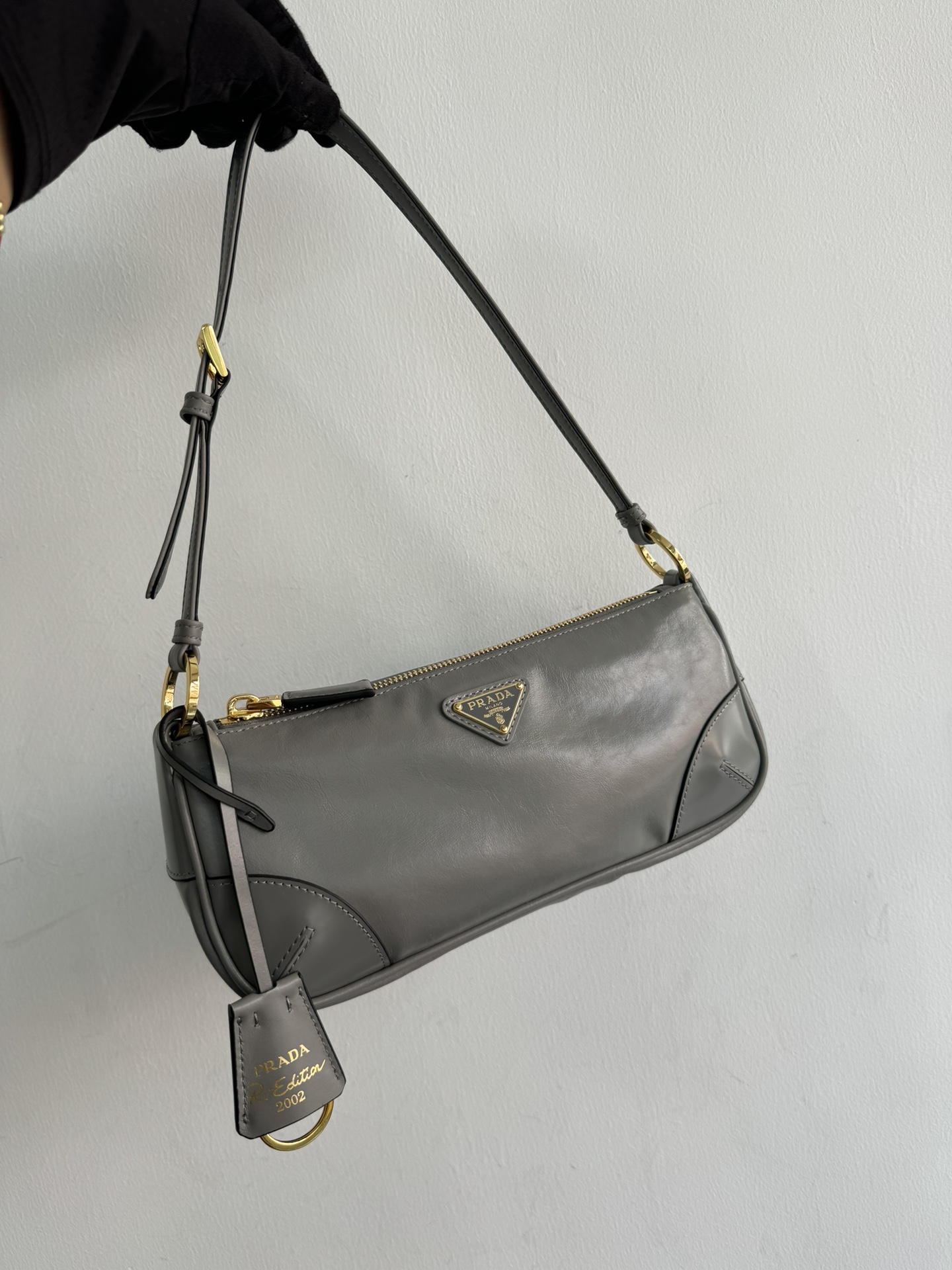 Prada Small size (upgraded version) rare matching version of 24 oil-waxed cowhide underarm bags1BC201 series. Embellished with glossy leather det