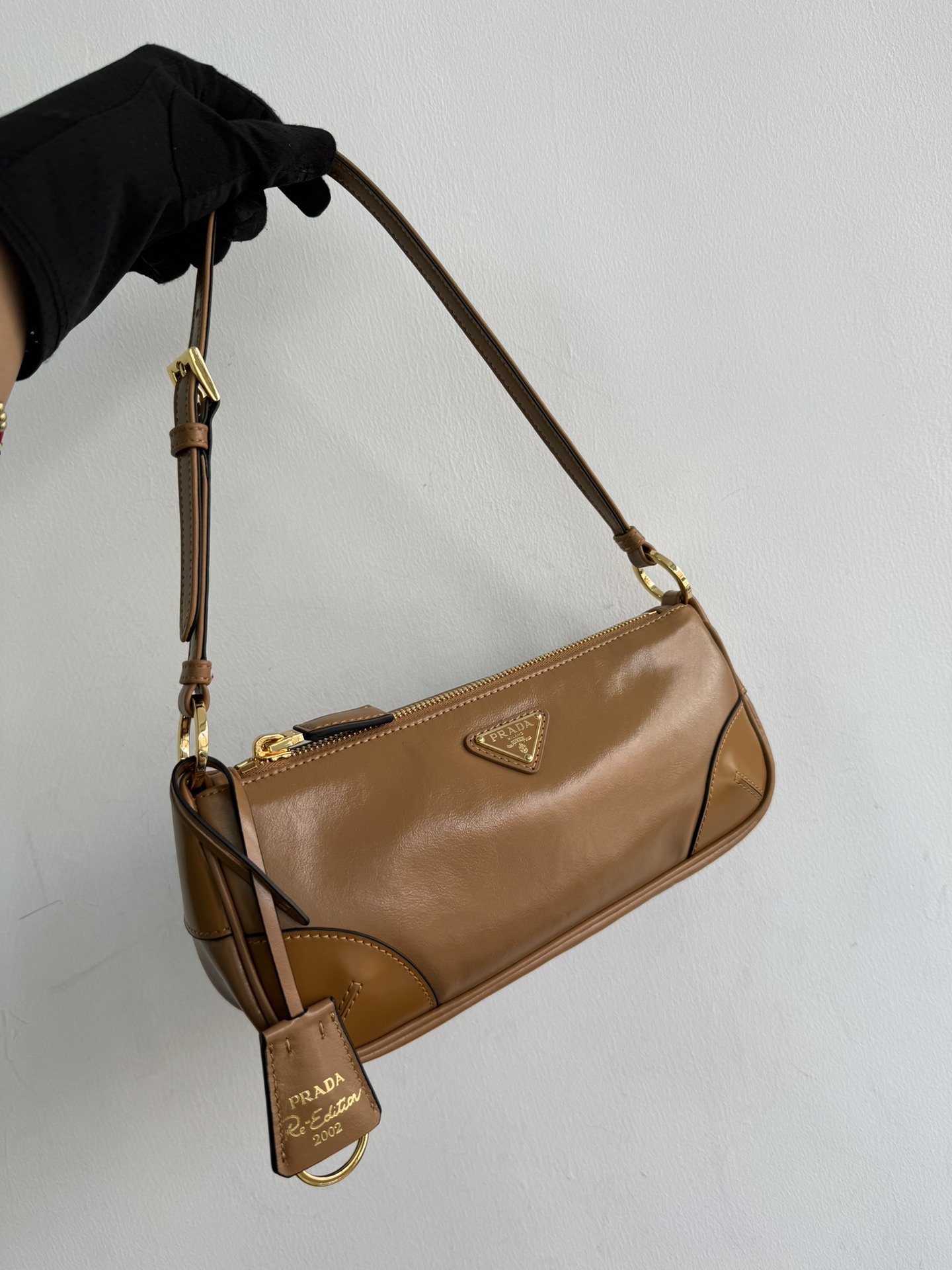Prada Small size (upgraded version) rare matching version of 24 oil-waxed cowhide underarm bags1BC201 series. Embellished with glossy leather det