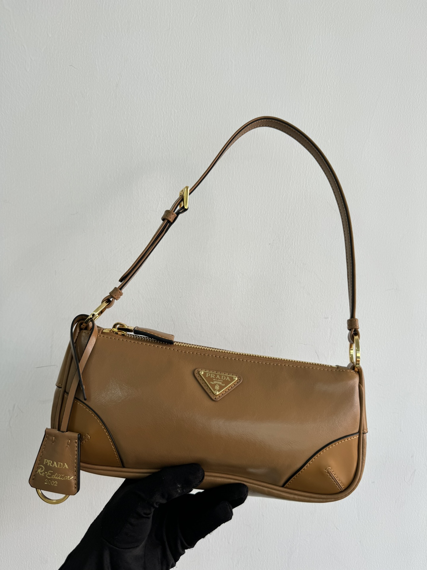 Prada Small size (upgraded version) rare matching version of 24 oil-waxed cowhide underarm bags1BC201 series. Embellished with glossy leather det
