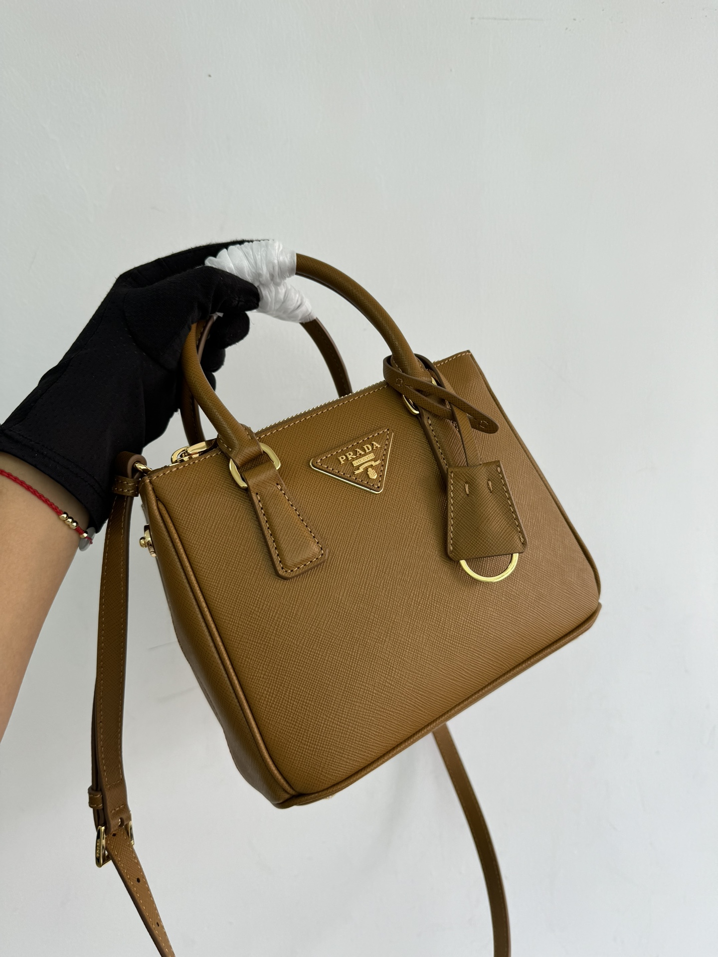 Prada mini killer bag is officially on sale as 1BA906. This Galleria handbag is made of iconic Saffiano leather, equipped with a detachable shoul