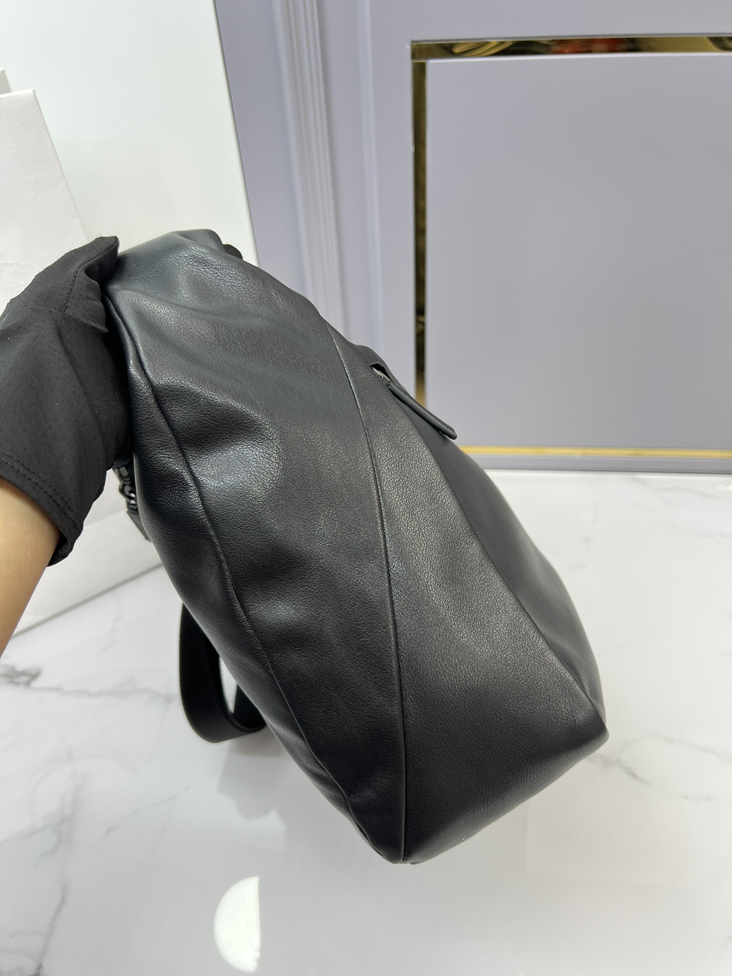 Prada original large new messenger bag 24 new 2VH125 men's cross-body bag highlights the brand's craftsmanship. The shoulder bag is made of soft