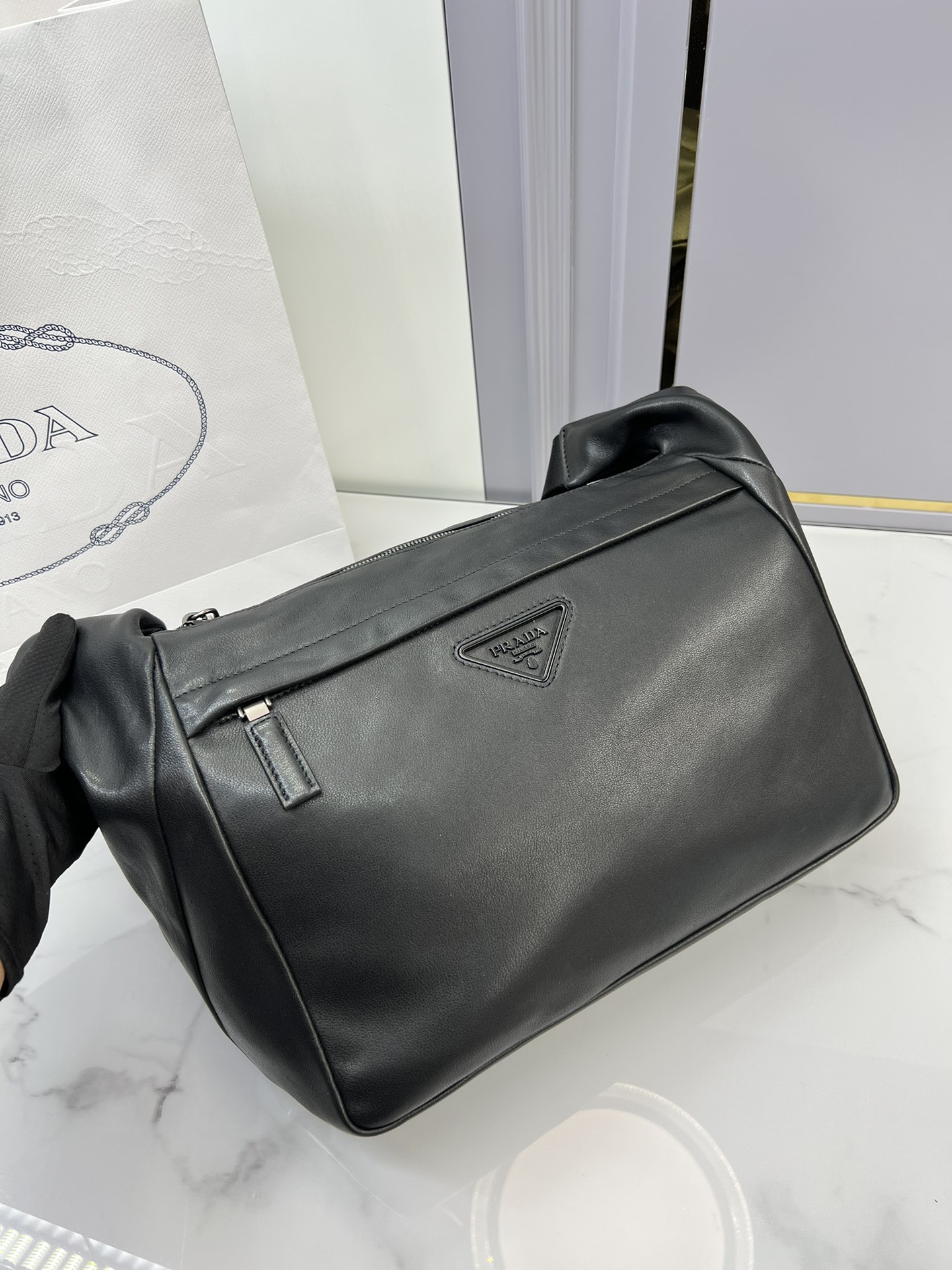 Prada original large new messenger bag 24 new 2VH125 men's cross-body bag highlights the brand's craftsmanship. The shoulder bag is made of soft