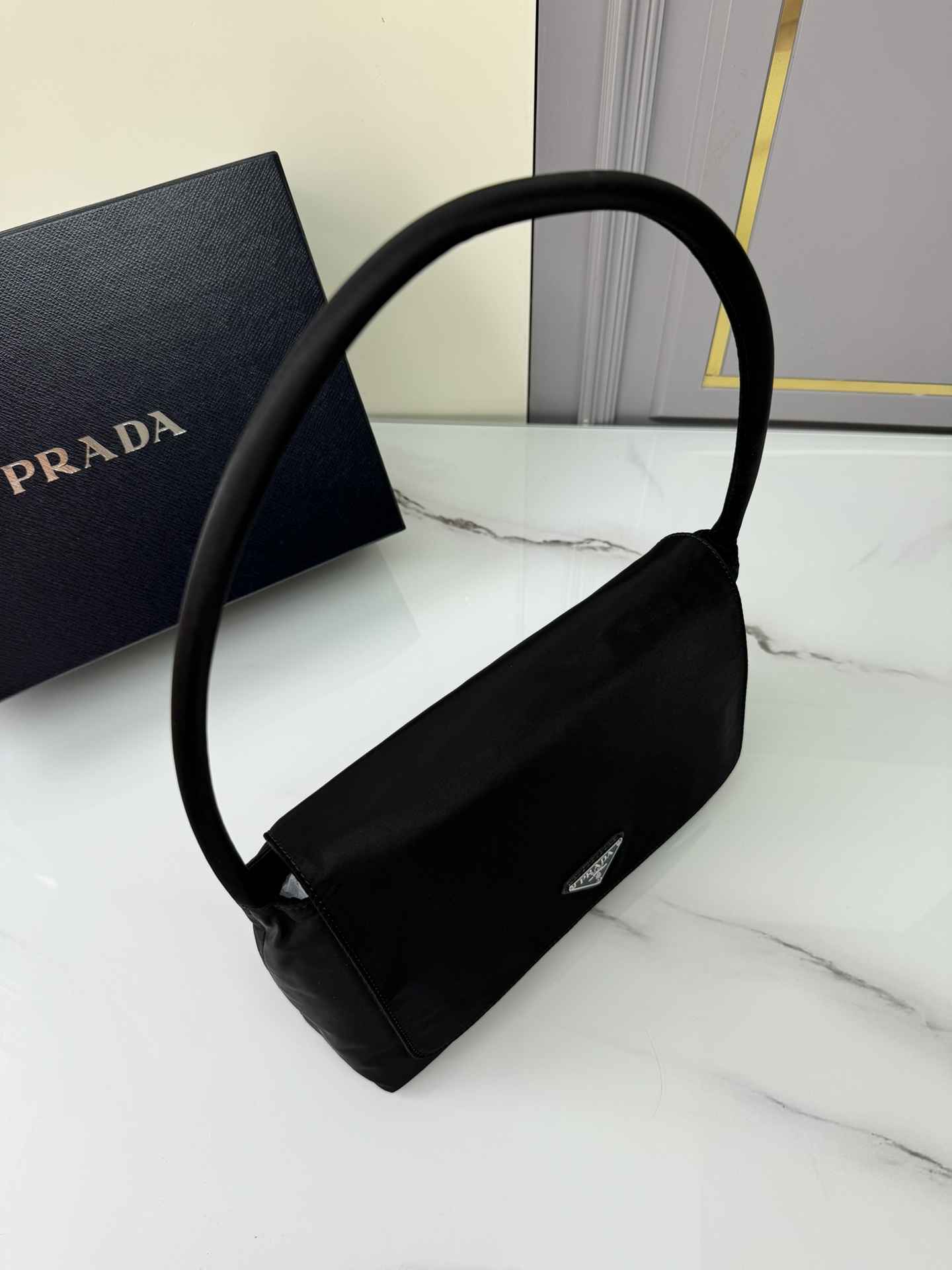 新款中古包1BH628这款中古包采用进口尼龙面料翻盖设计又可手提和肩背容量空间大简约/轻便/大气又是一款