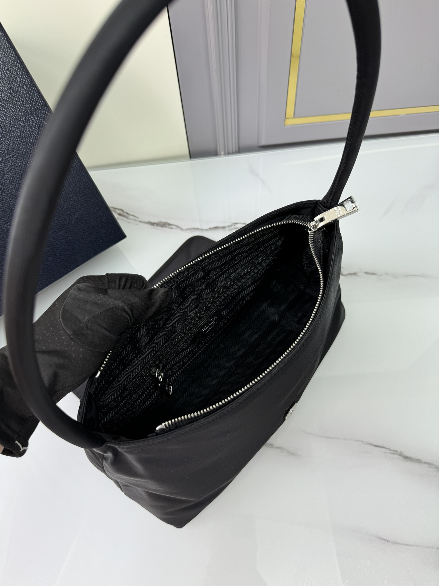 新款中古包1BH628这款中古包采用进口尼龙面料翻盖设计又可手提和肩背容量空间大简约/轻便/大气又是一款