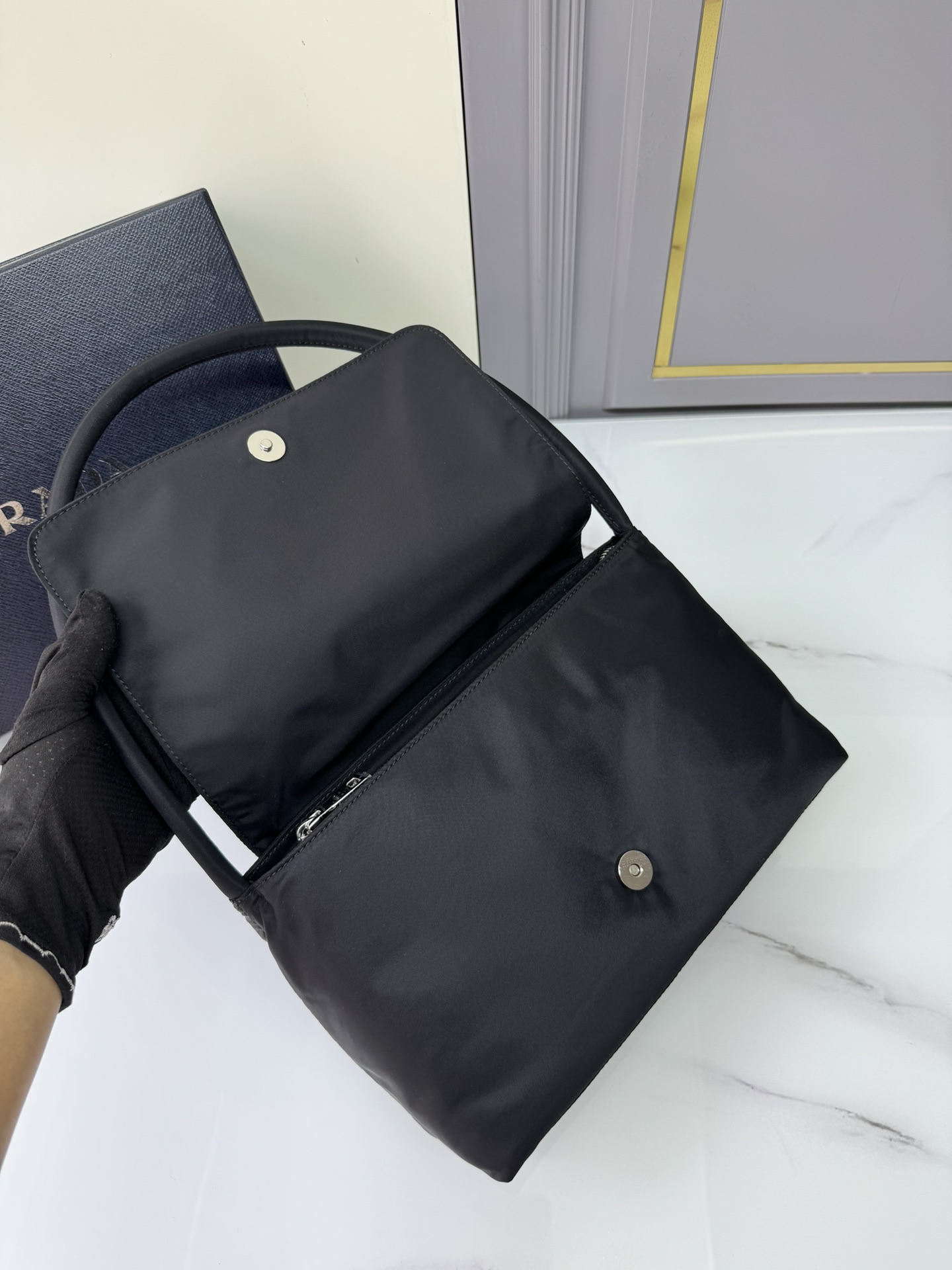 新款中古包1BH628这款中古包采用进口尼龙面料翻盖设计又可手提和肩背容量空间大简约/轻便/大气又是一款
