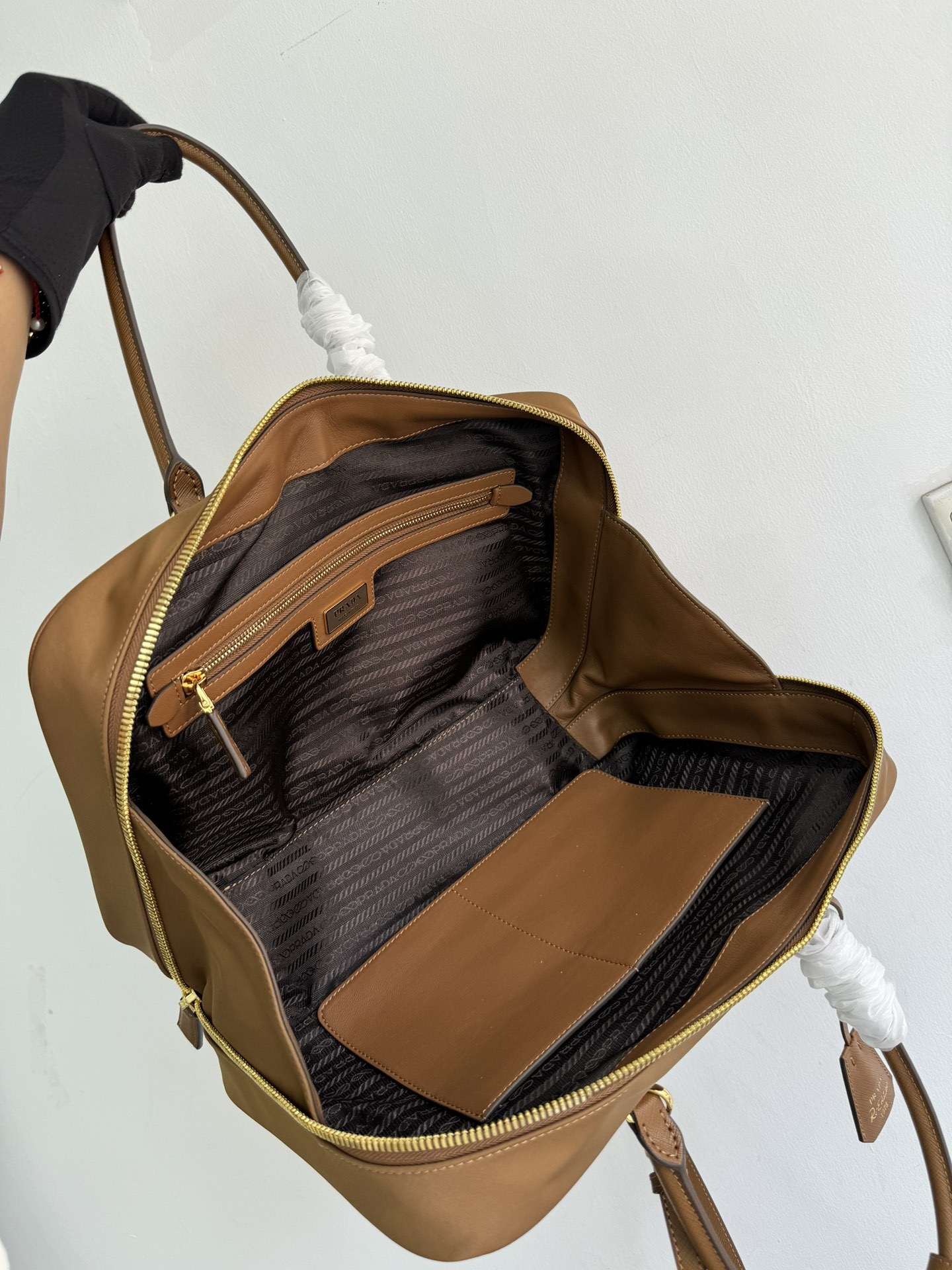 新款中古包1BB114大号配肩带这款双提手手袋选用再生尼龙打造融入特有的风格元素搭配精致的Saffian