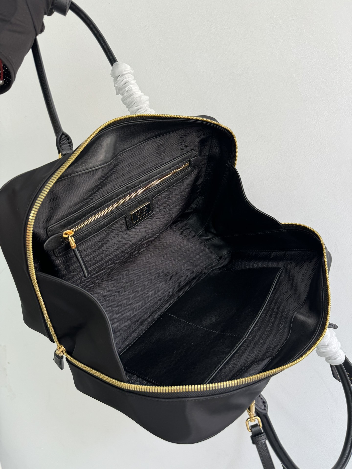 新款中古包1BB114大号配肩带这款双提手手袋选用再生尼龙打造融入特有的风格元素搭配精致的Saffian