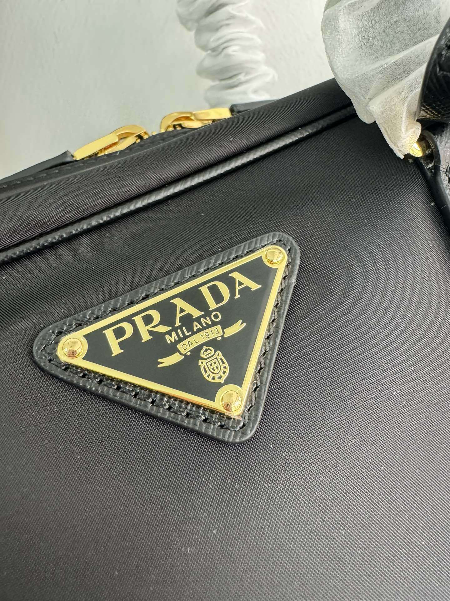 新款中古包1BB114大号配肩带这款双提手手袋选用再生尼龙打造融入特有的风格元素搭配精致的Saffian