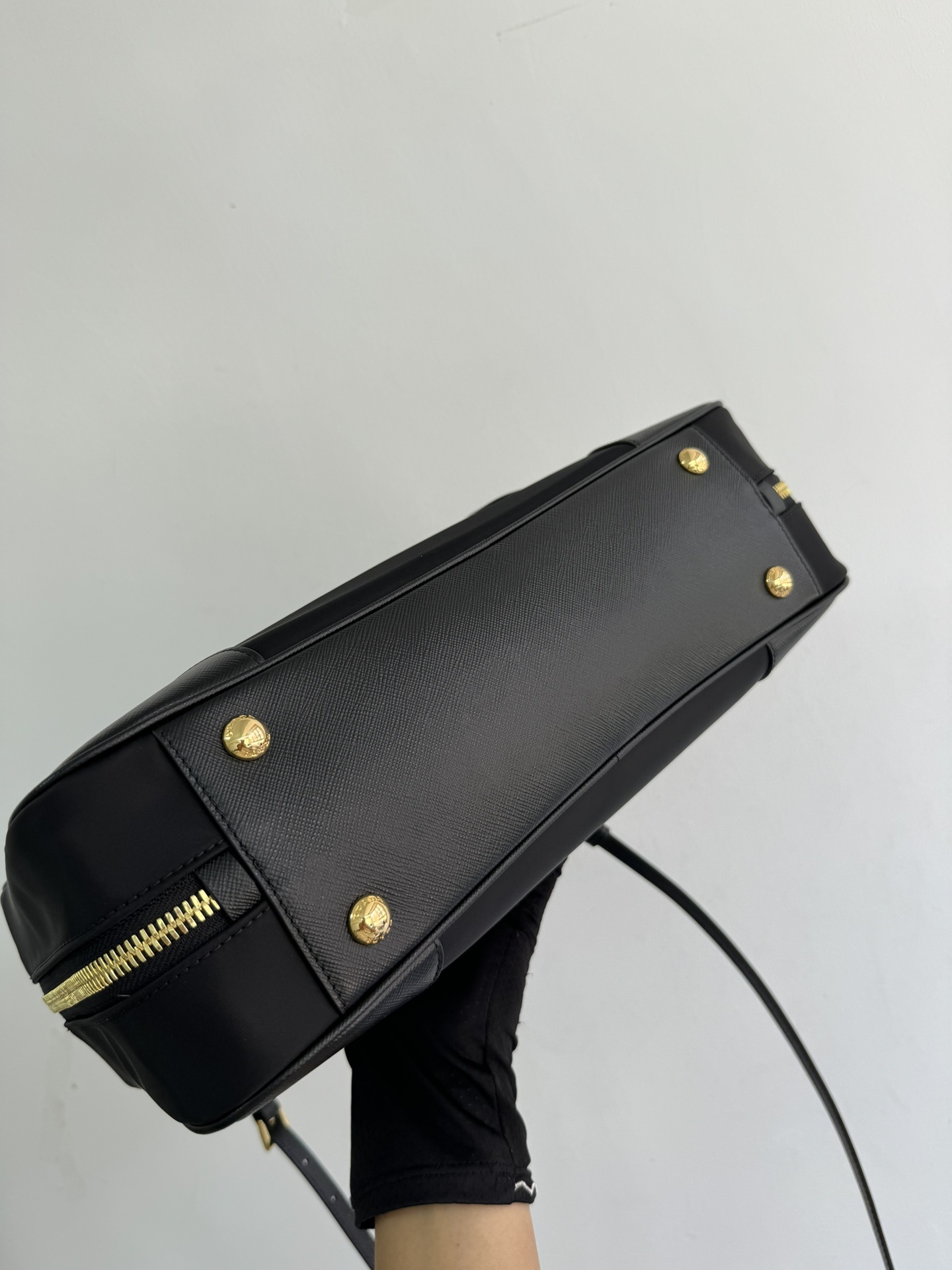 新款中古包1BB114大号配肩带这款双提手手袋选用再生尼龙打造融入特有的风格元素搭配精致的Saffian