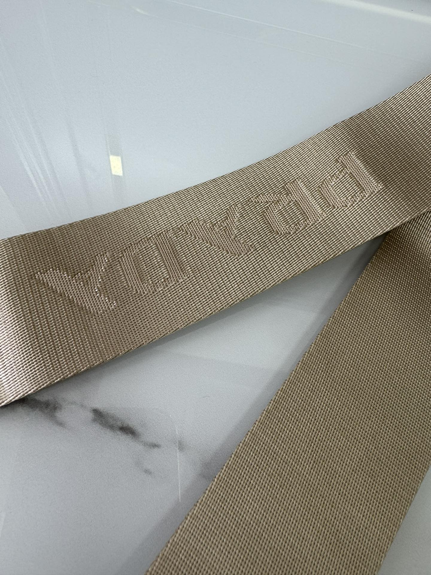 新款单肩包1BH212这款皮革迷你手袋彰显当代魅力采用进口小牛皮实用又不失优雅尽显休闲个性配有一条可拆卸