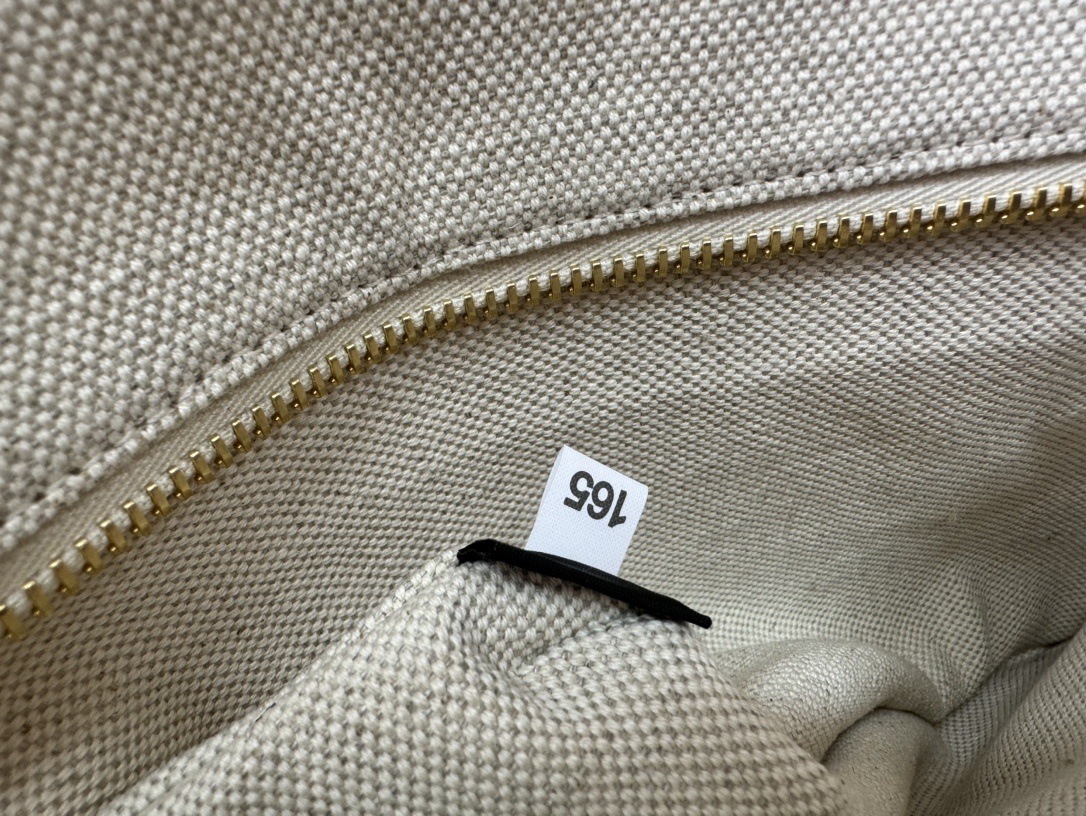 中号最新款亚麻帆布包1BG471到货啦春夏秋冬通用最新款帆布手拎包正面标志性logo图案配有一个小吊牌配