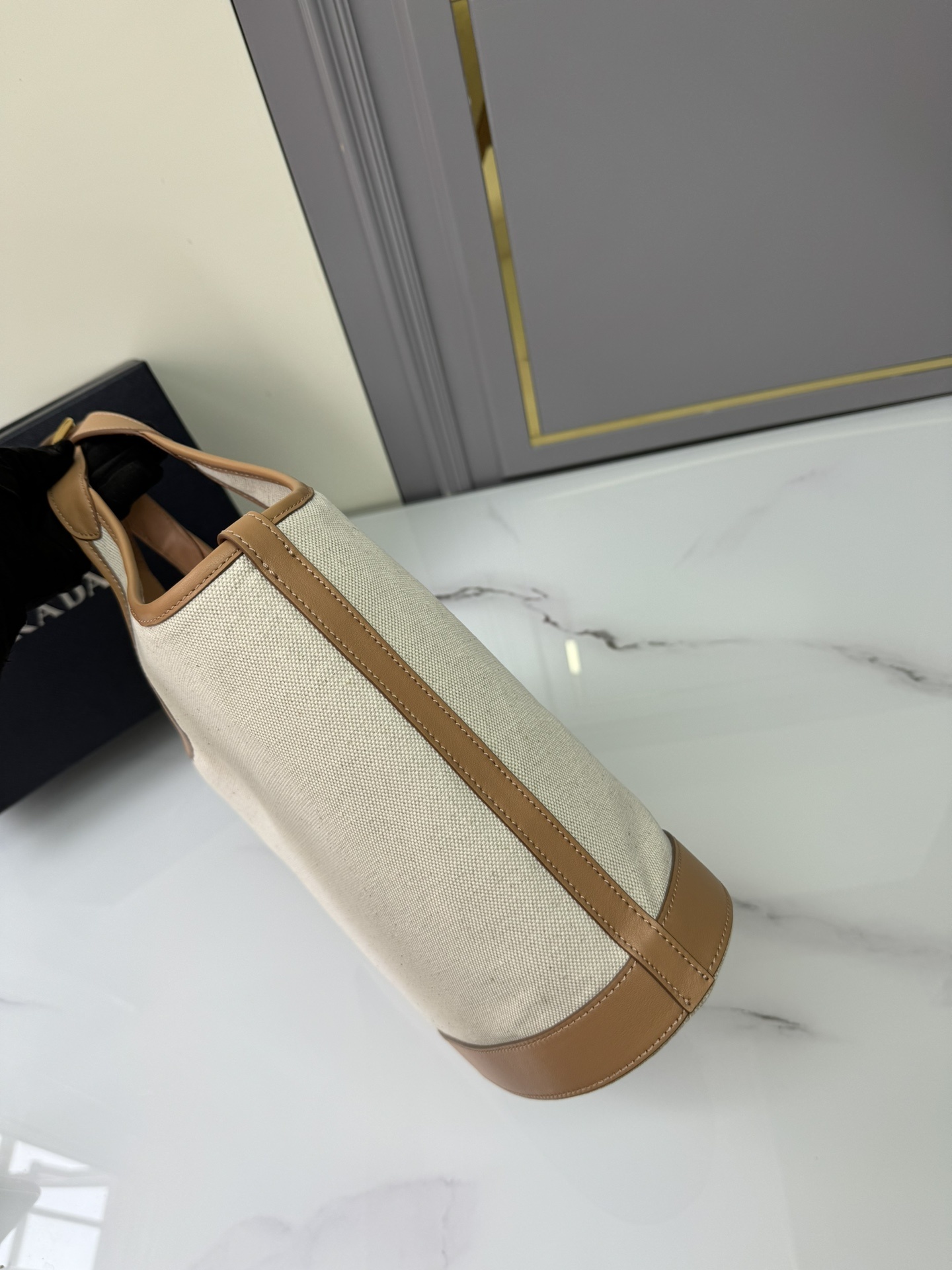 中号最新款亚麻帆布包1BG471到货啦春夏秋冬通用最新款帆布手拎包正面标志性logo图案配有一个小吊牌配