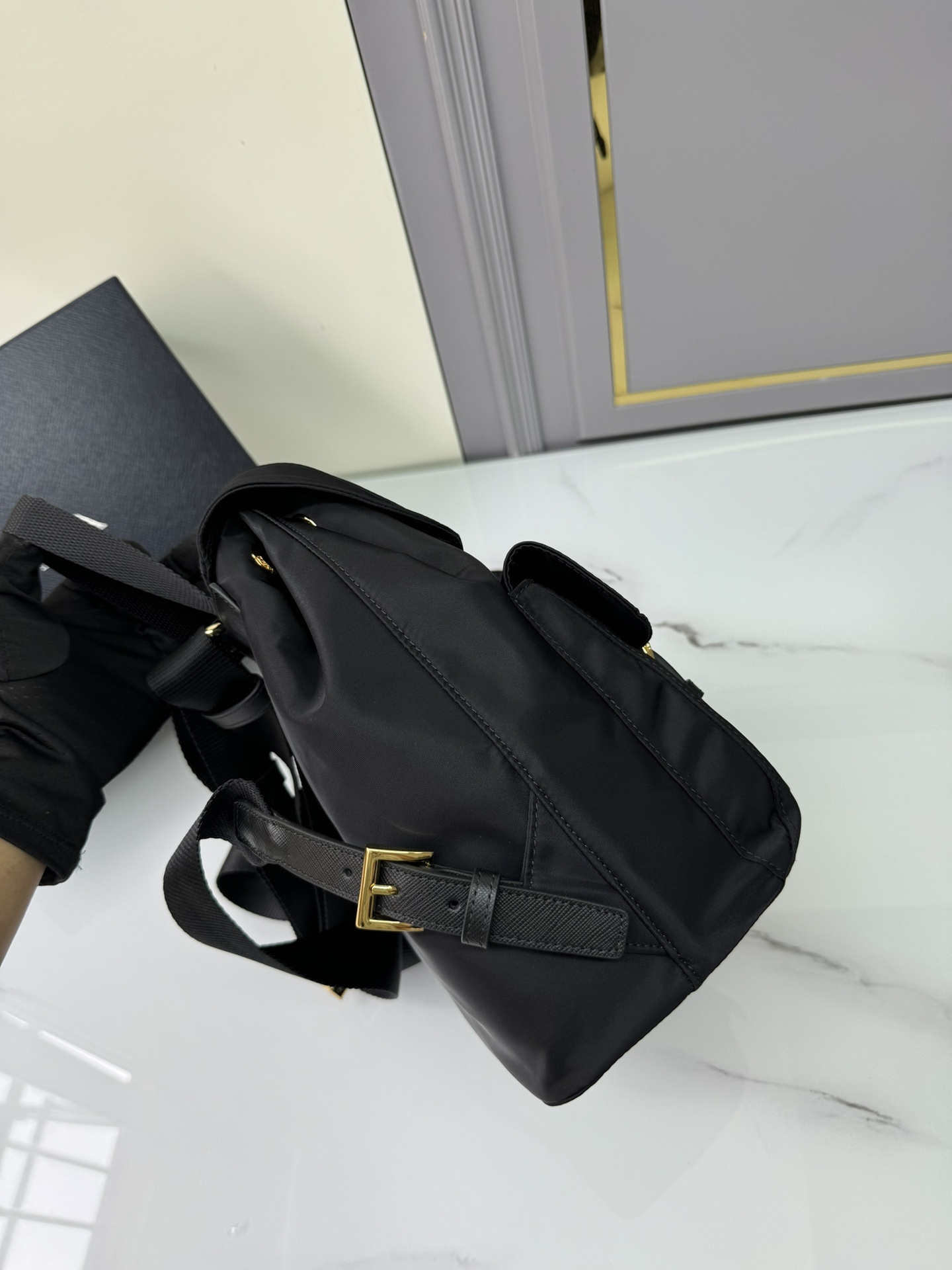 金扣经典背包1BZ677金色五金这款实用而创新的背包采用进口尼龙面料可调式肩带和编织提手可拆卸Re-Ed