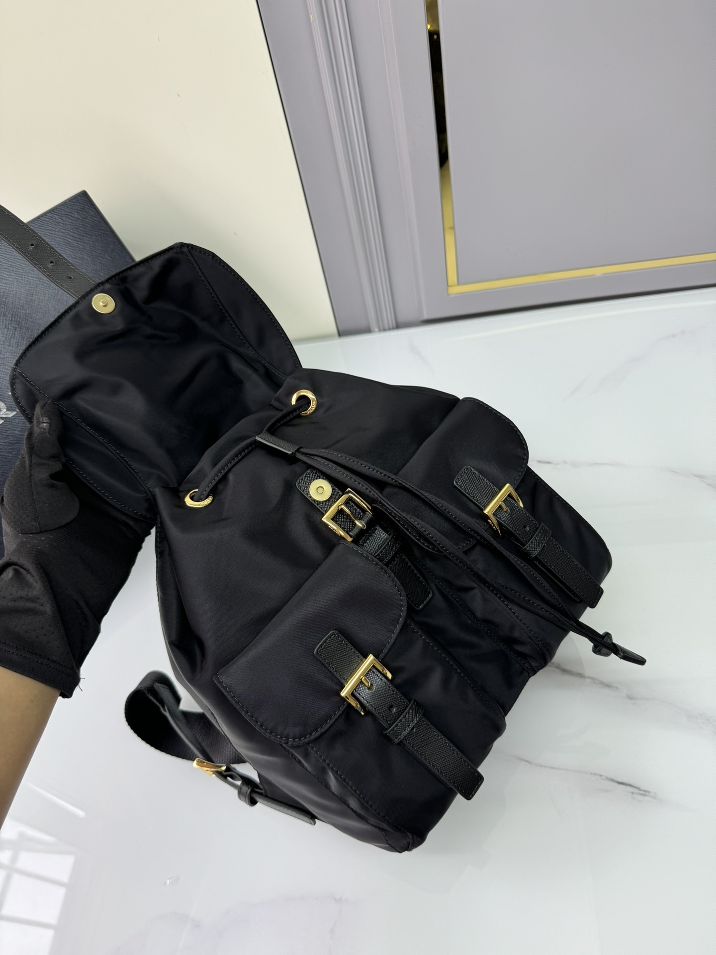 金扣经典背包1BZ677金色五金这款实用而创新的背包采用进口尼龙面料可调式肩带和编织提手可拆卸Re-Ed