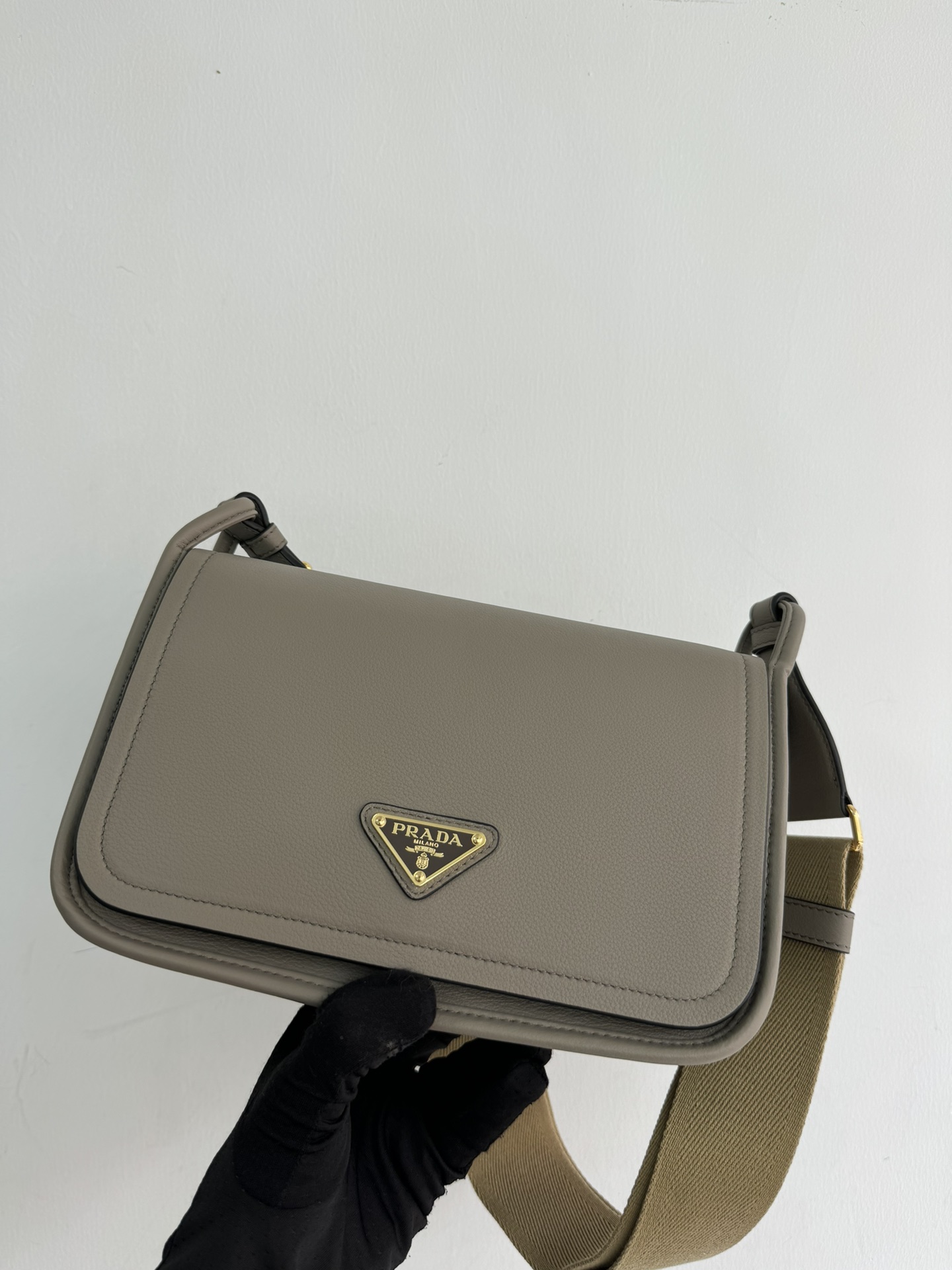Prada The latest model (double shoulder strap) 1BD372 has arrived. This Lindy shoulder strap webbingleather shoulder strap is made of Italian Sof
