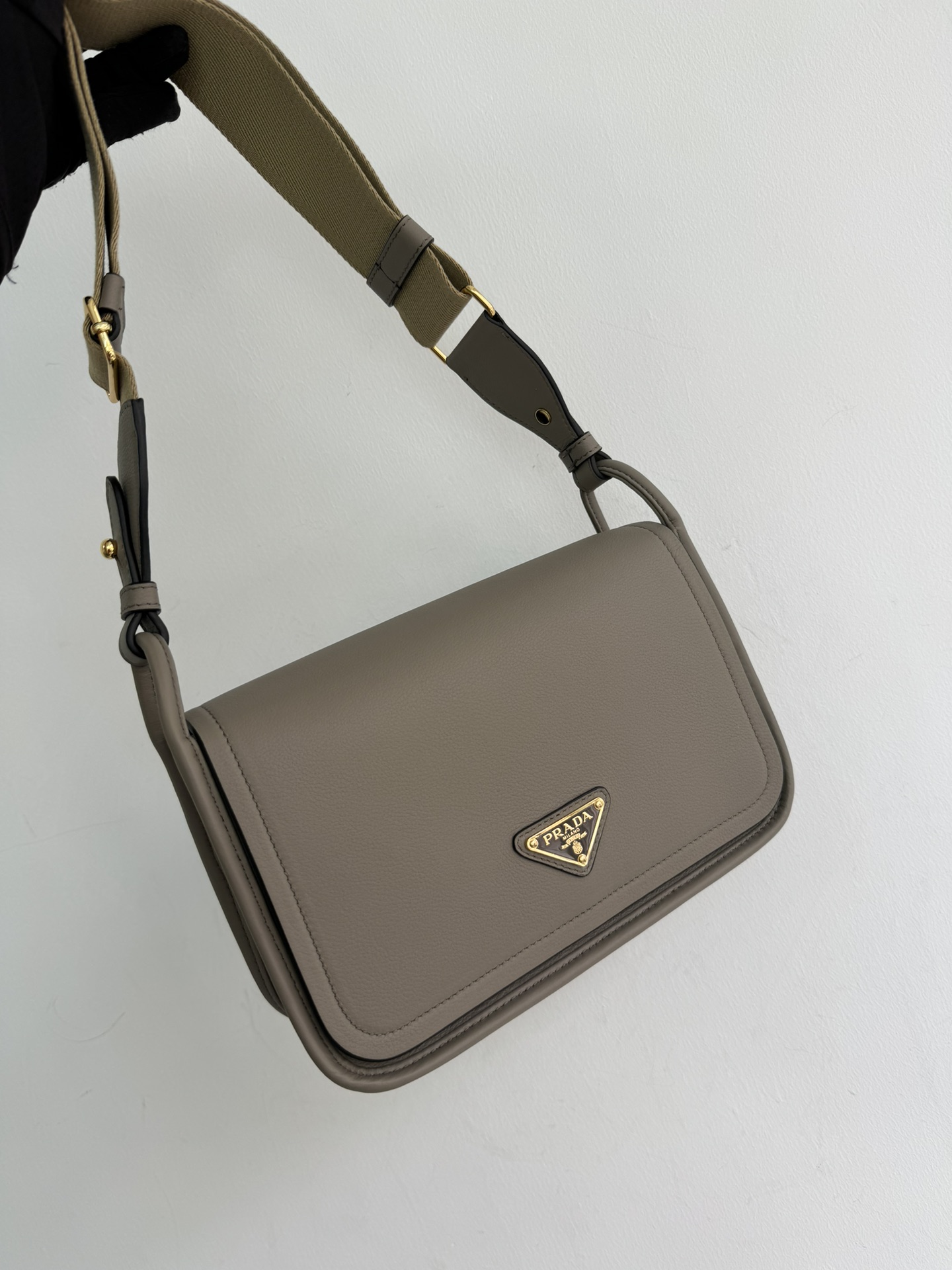 Prada The latest model (double shoulder strap) 1BD372 has arrived. This Lindy shoulder strap webbingleather shoulder strap is made of Italian Sof