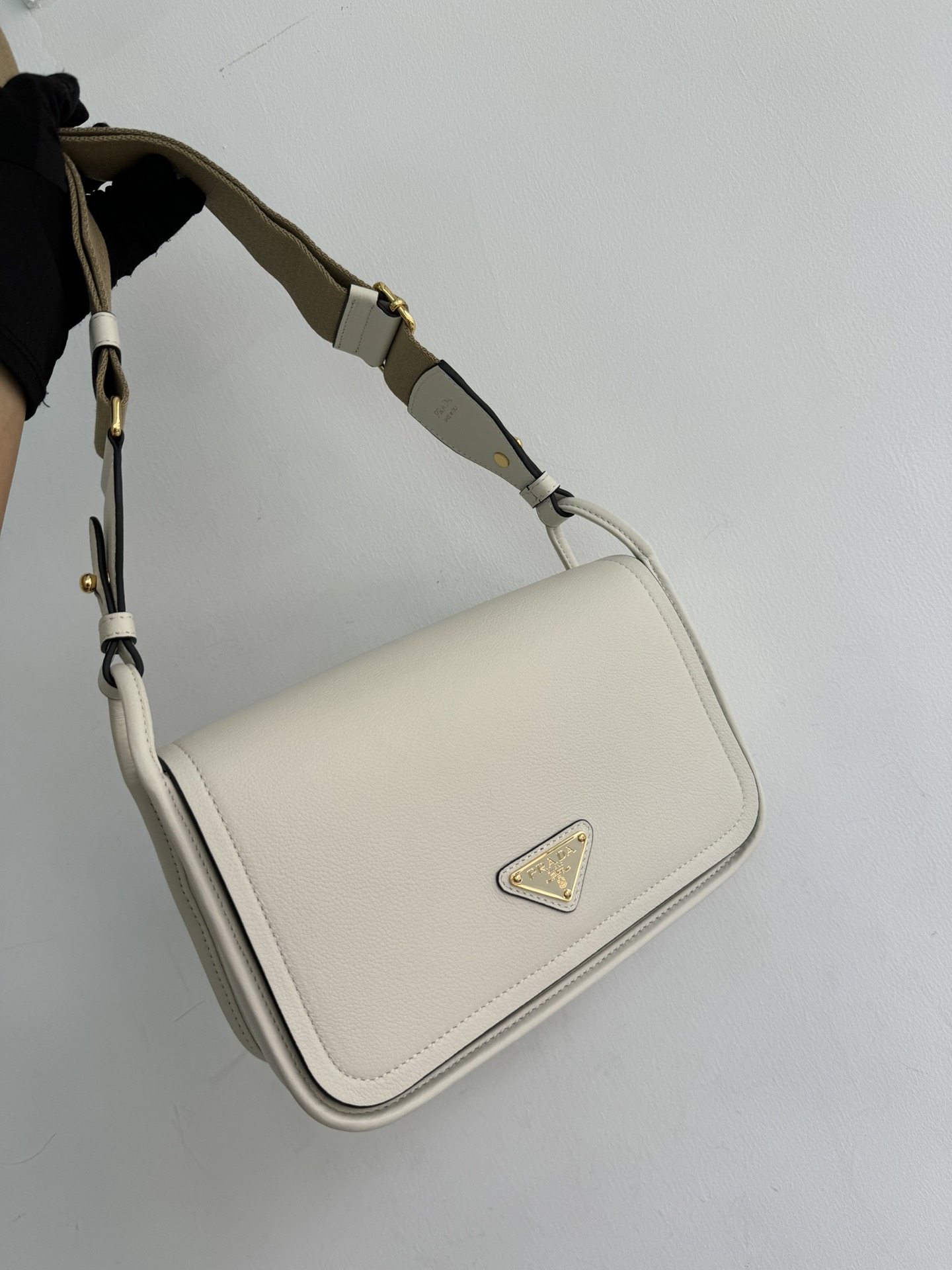 Prada The latest model (double shoulder strap) 1BD372 has arrived. This Lindy shoulder strap webbingleather shoulder strap is made of Italian Sof