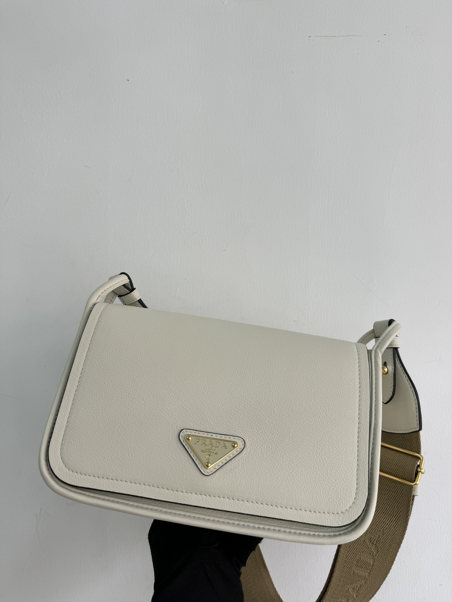 Prada The latest model (double shoulder strap) 1BD372 has arrived. This Lindy shoulder strap webbingleather shoulder strap is made of Italian Sof