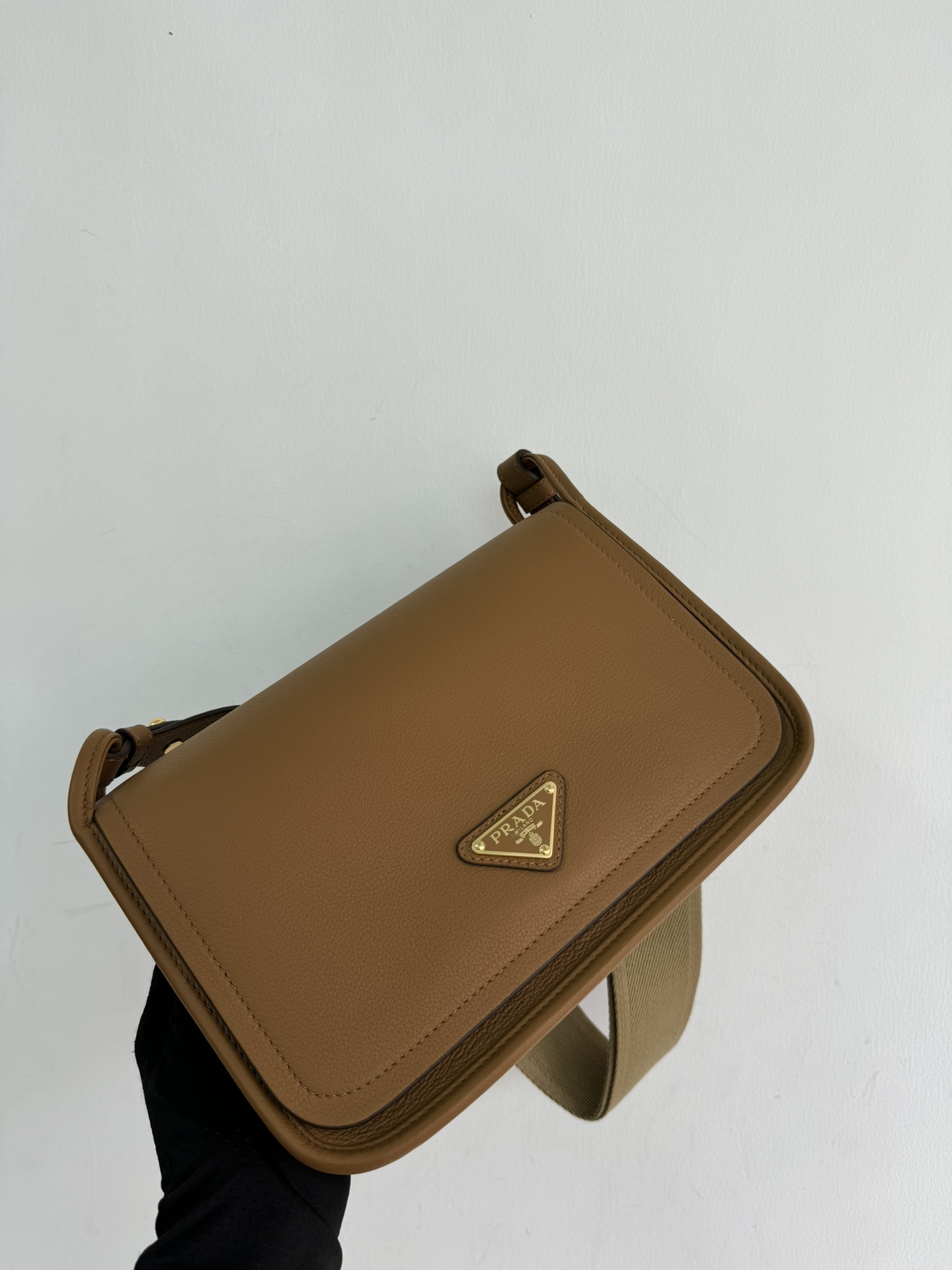 Prada The latest model (double shoulder strap) 1BD372 has arrived. This Lindy shoulder strap webbingleather shoulder strap is made of Italian Sof