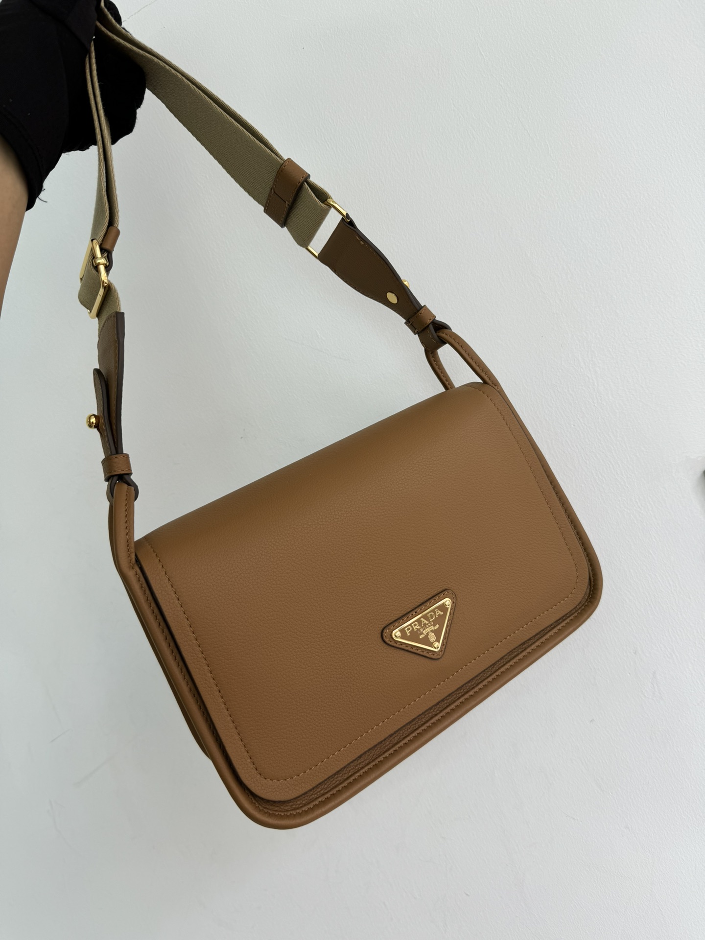 Prada The latest model (double shoulder strap) 1BD372 has arrived. This Lindy shoulder strap webbingleather shoulder strap is made of Italian Sof