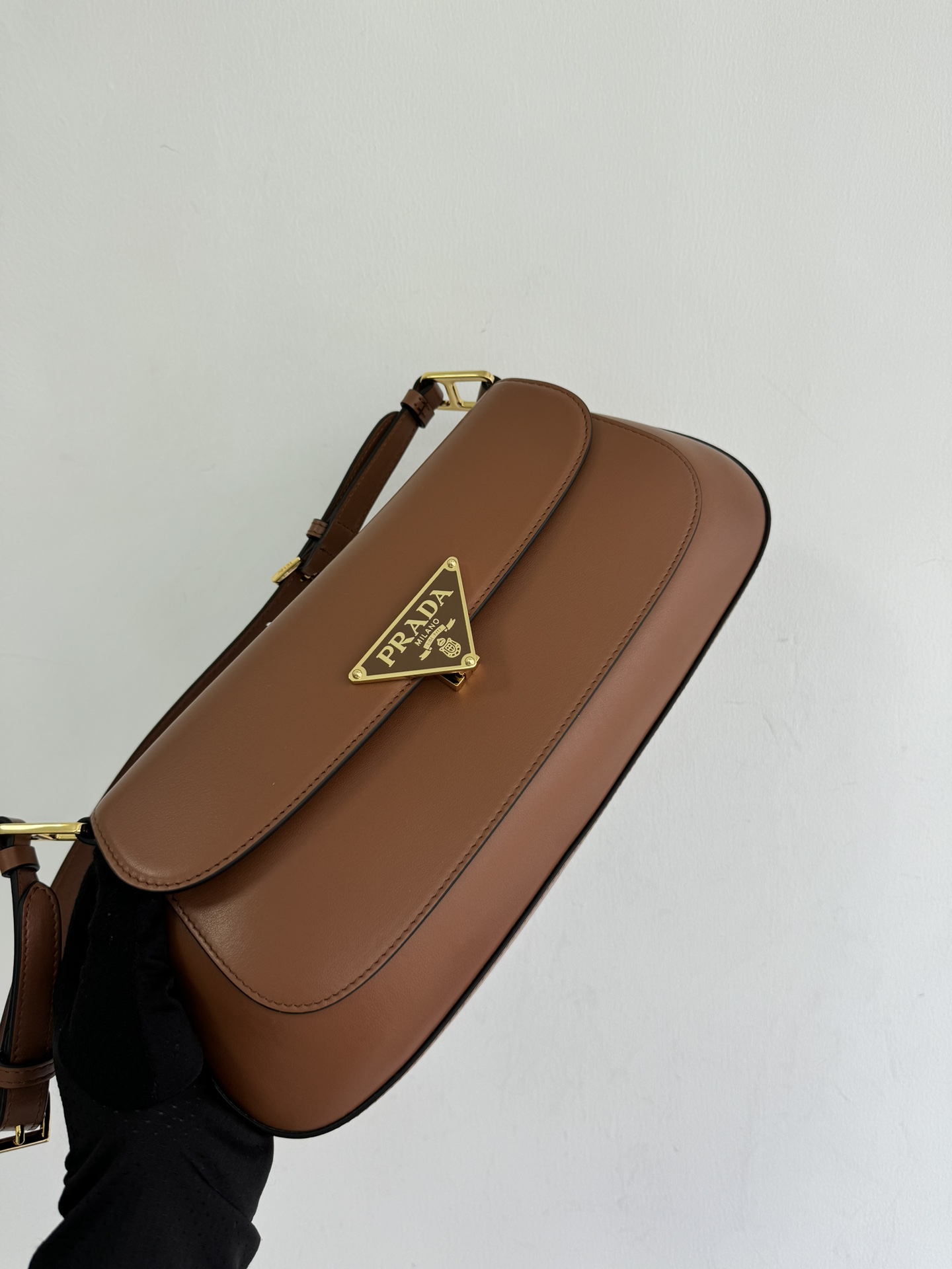 Prada (Large plain) The official new armpit bag 1BD344 has arrived. The smooth arc design gives this shoulder bag a refined and modern charm. Ver