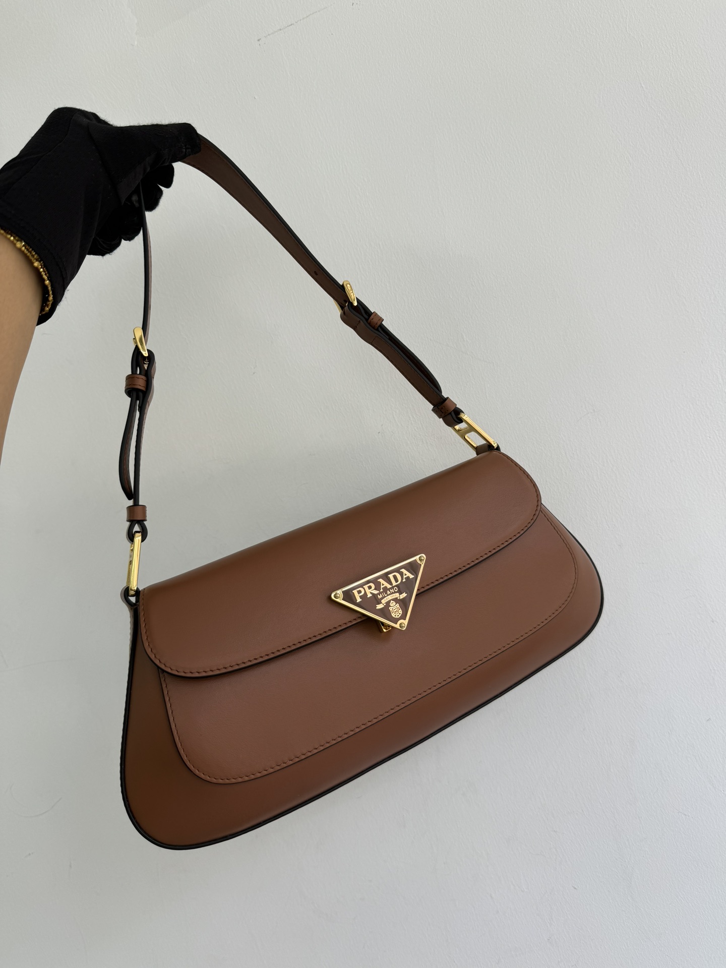 Prada (Large plain) The official new armpit bag 1BD344 has arrived. The smooth arc design gives this shoulder bag a refined and modern charm. Ver