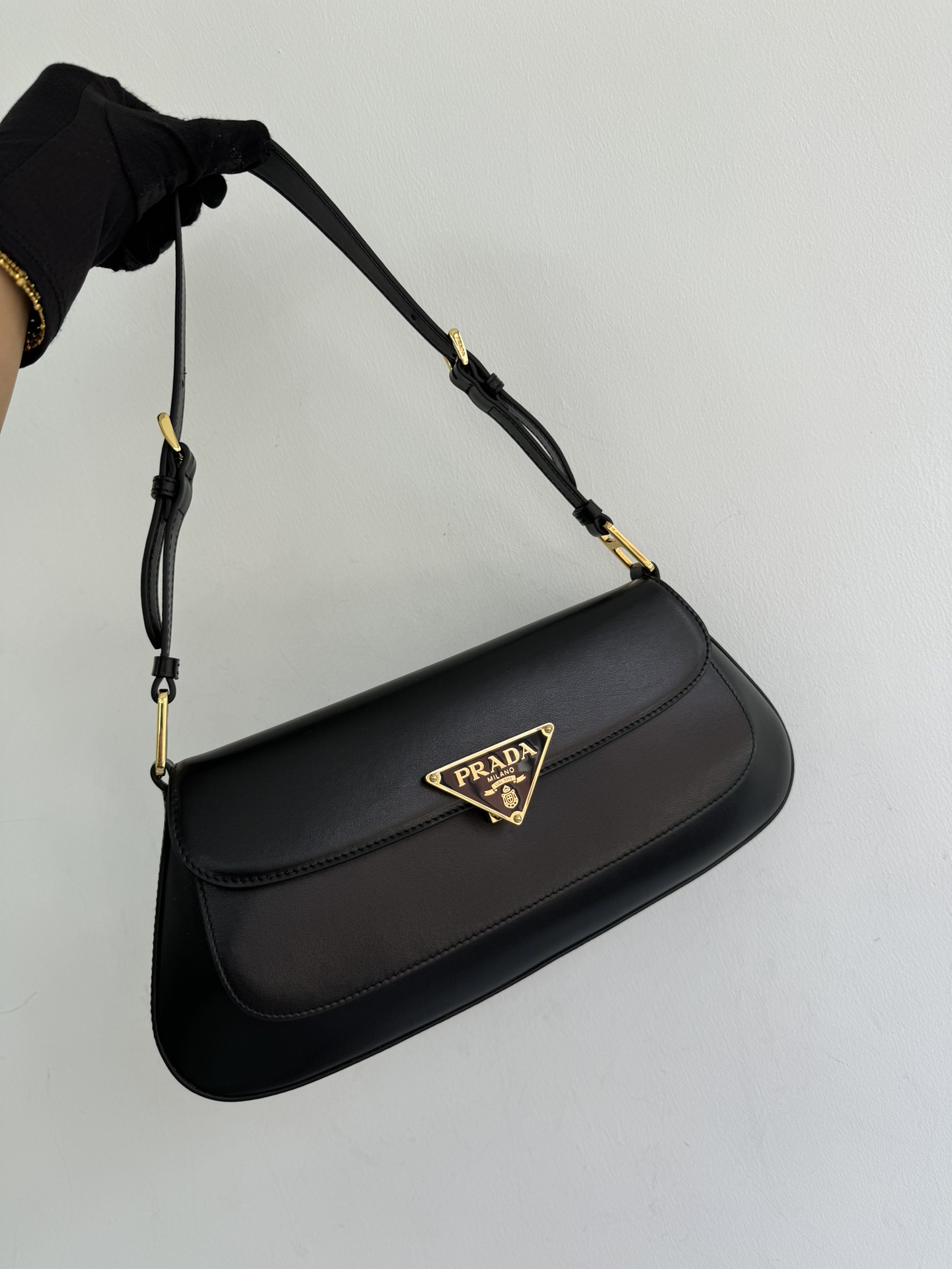 Prada (Large plain) The official new armpit bag 1BD344 has arrived. The smooth arc design gives this shoulder bag a refined and modern charm. Ver