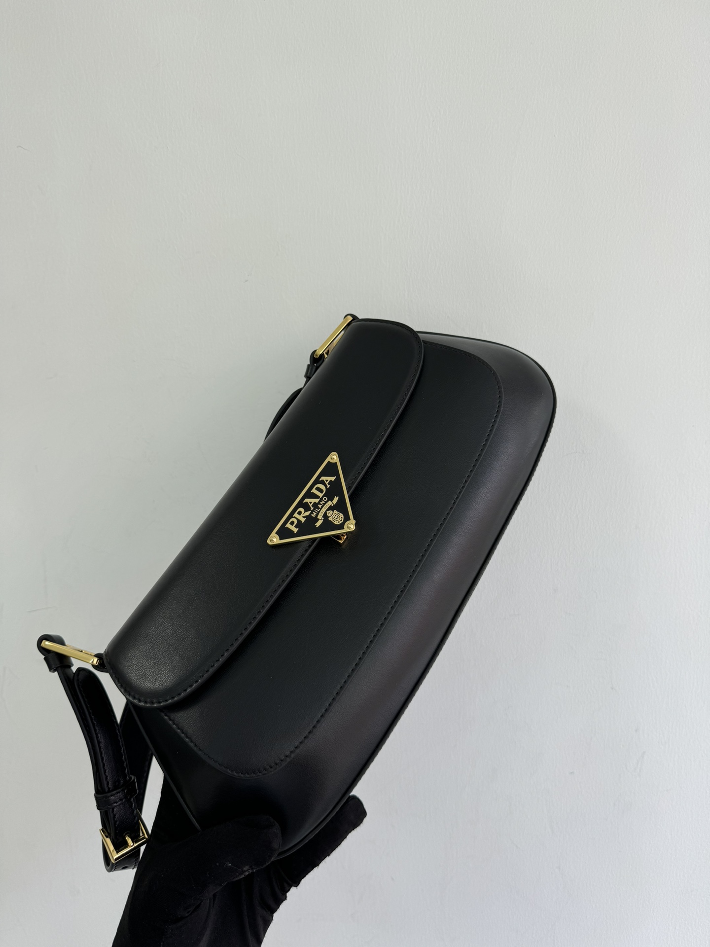 Prada (Large plain) The official new armpit bag 1BD344 has arrived. The smooth arc design gives this shoulder bag a refined and modern charm. Ver