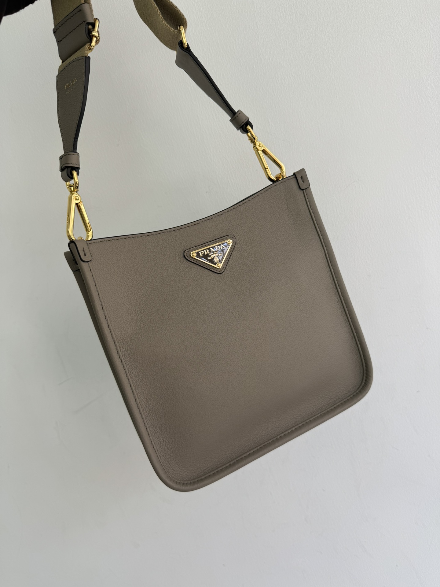 Prada The new double shoulder strap bag is officially on sale 1BH220 has arrivedtote bag. This leather shoulder bag has a simple design and is ma