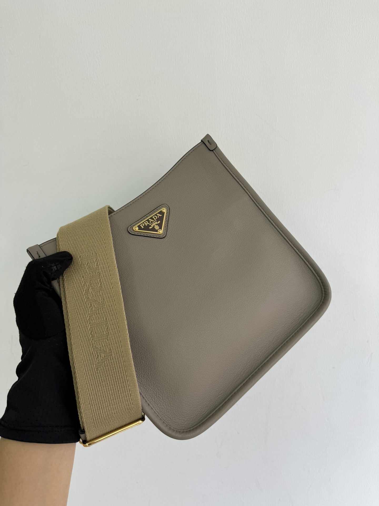 Prada The new double shoulder strap bag is officially on sale 1BH220 has arrivedtote bag. This leather shoulder bag has a simple design and is ma