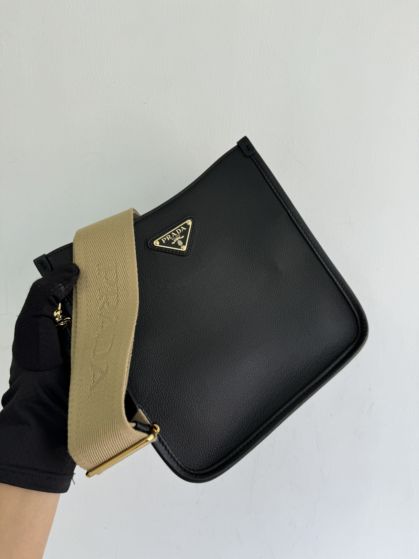 Prada The new double shoulder strap bag is officially on sale at 1BH220 and has arrived. This leather shoulder bag has a simple design and is mad