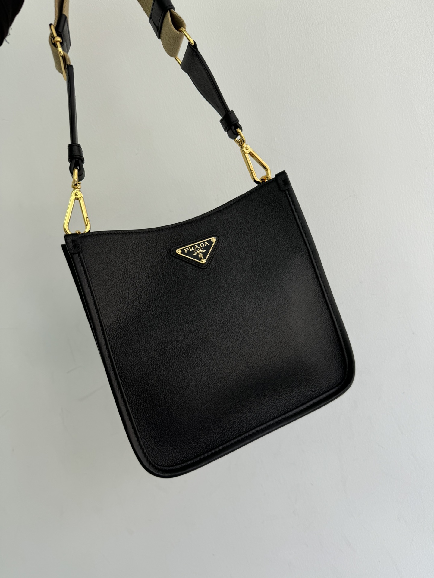 Prada The new double shoulder strap bag is officially on sale at 1BH220 and has arrived. This leather shoulder bag has a simple design and is mad