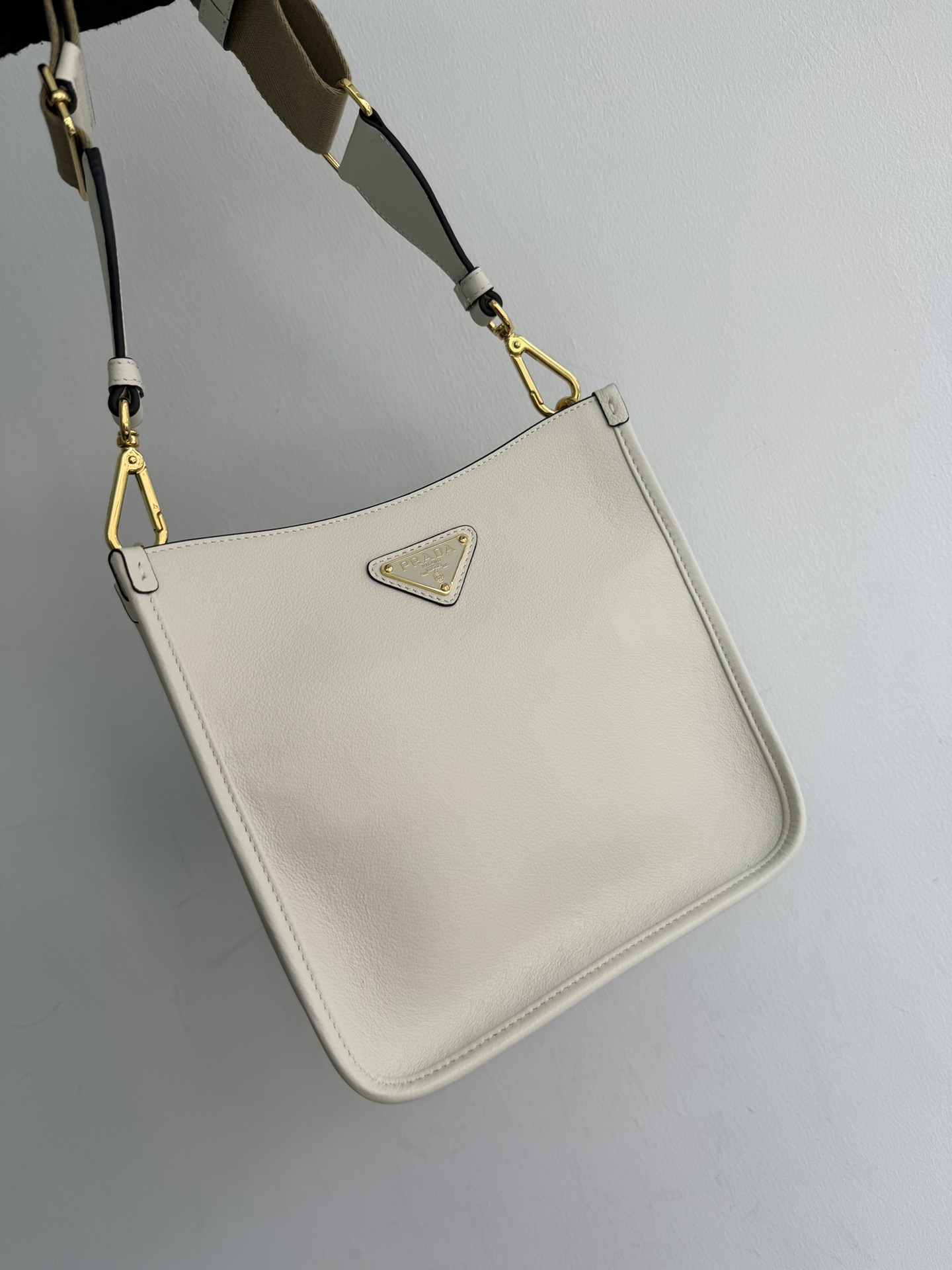 Prada The new double shoulder strap bag is officially on sale at 1BH220 and has arrived. This leather shoulder bag has a simple design and is mad