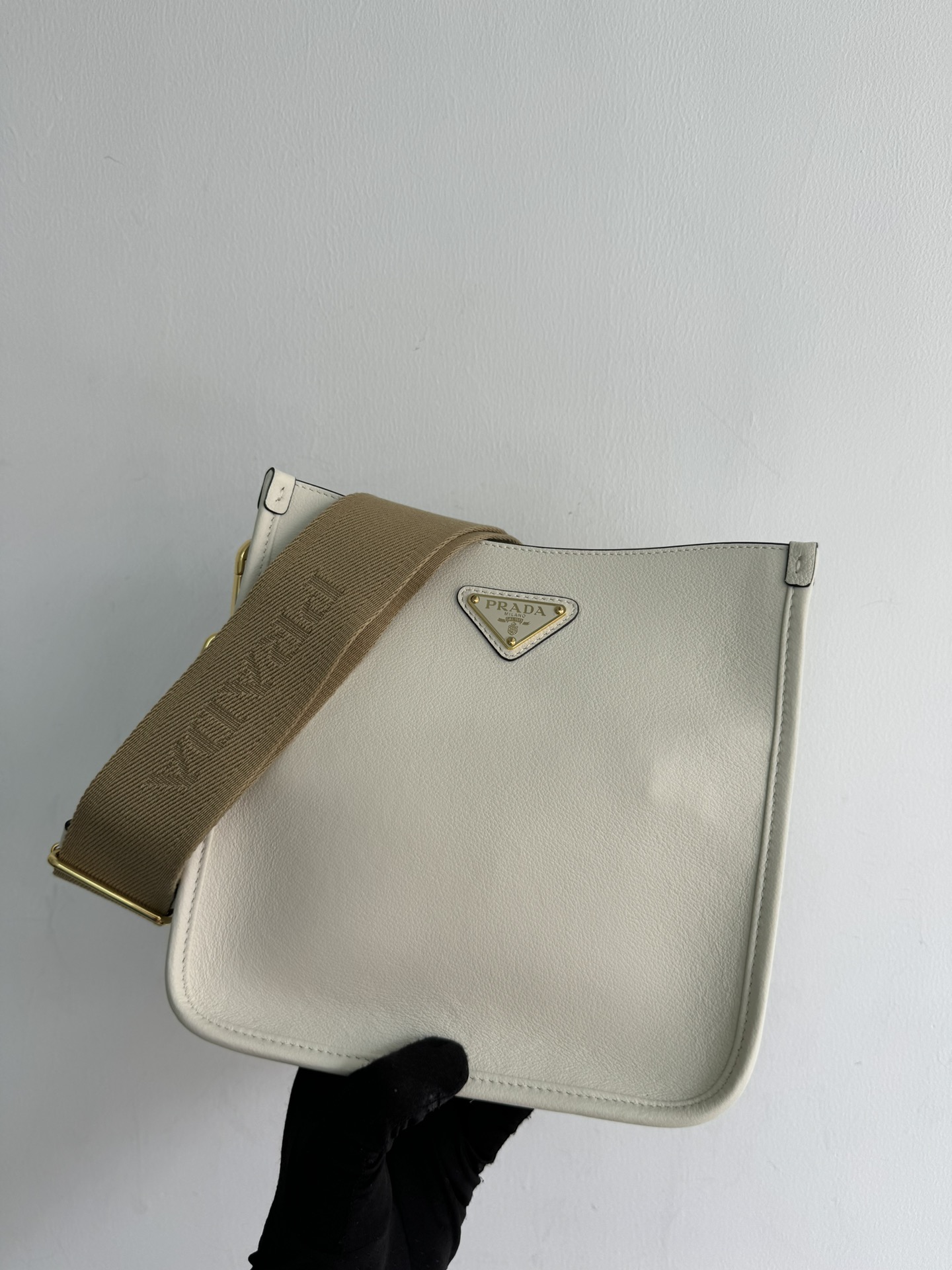 Prada The new double shoulder strap bag is officially on sale at 1BH220 and has arrived. This leather shoulder bag has a simple design and is mad