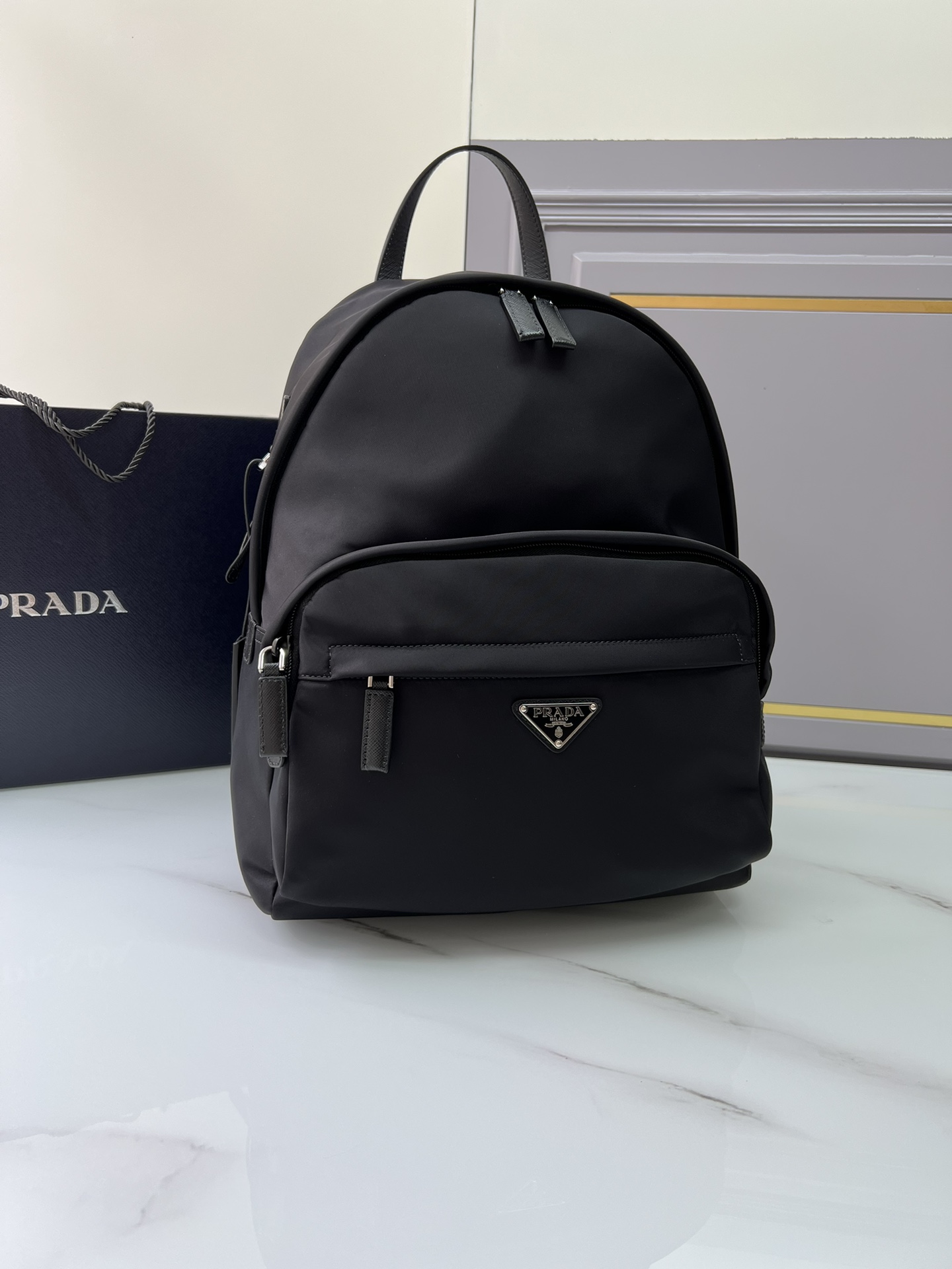 Prada The new backpack is made of imported Saffiano leather material and imported nylon fabric, with adjustable nylon shoulder straps and brushed
