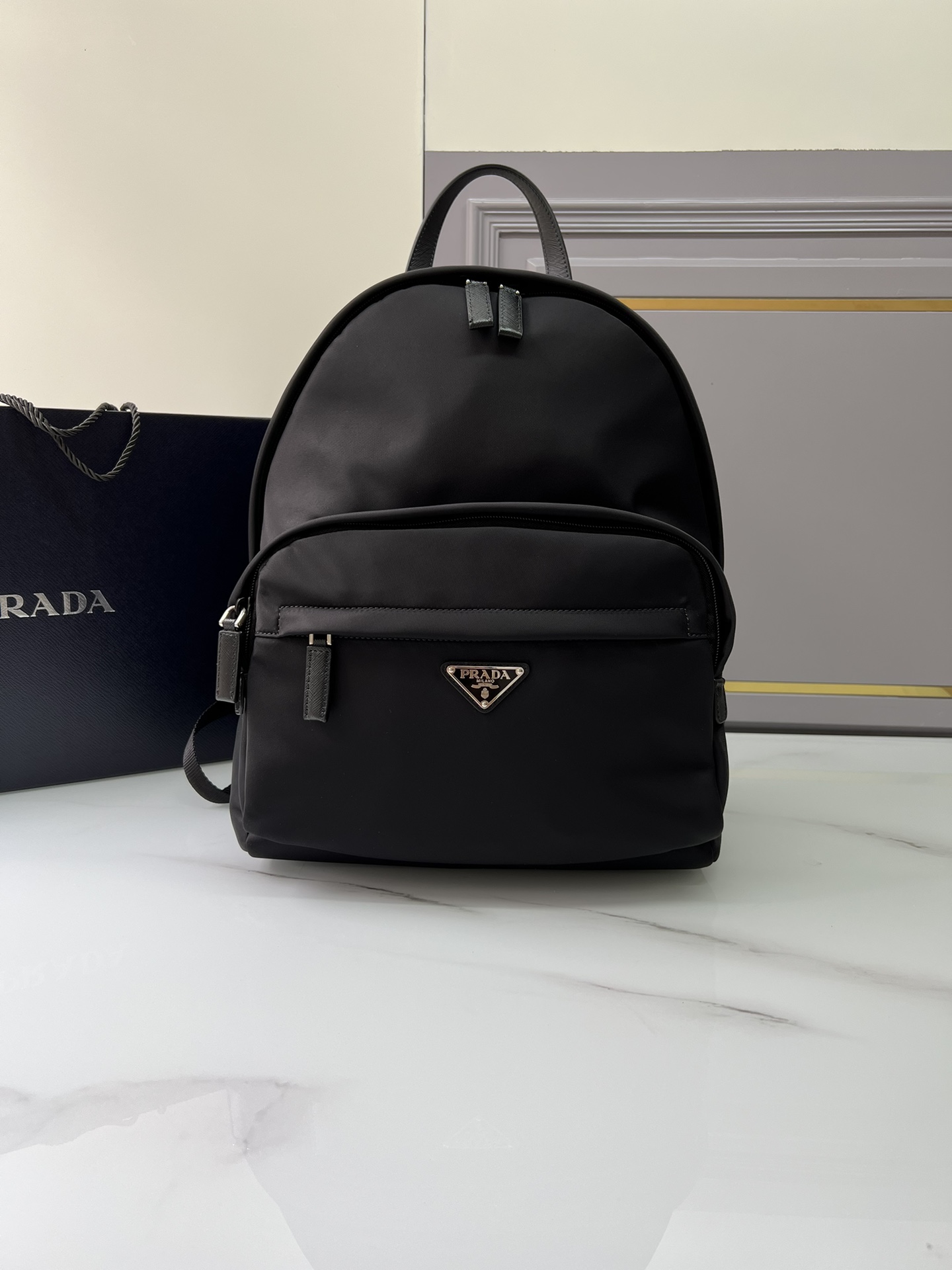 Prada The new backpack is made of imported Saffiano leather material and imported nylon fabric, with adjustable nylon shoulder straps and brushed