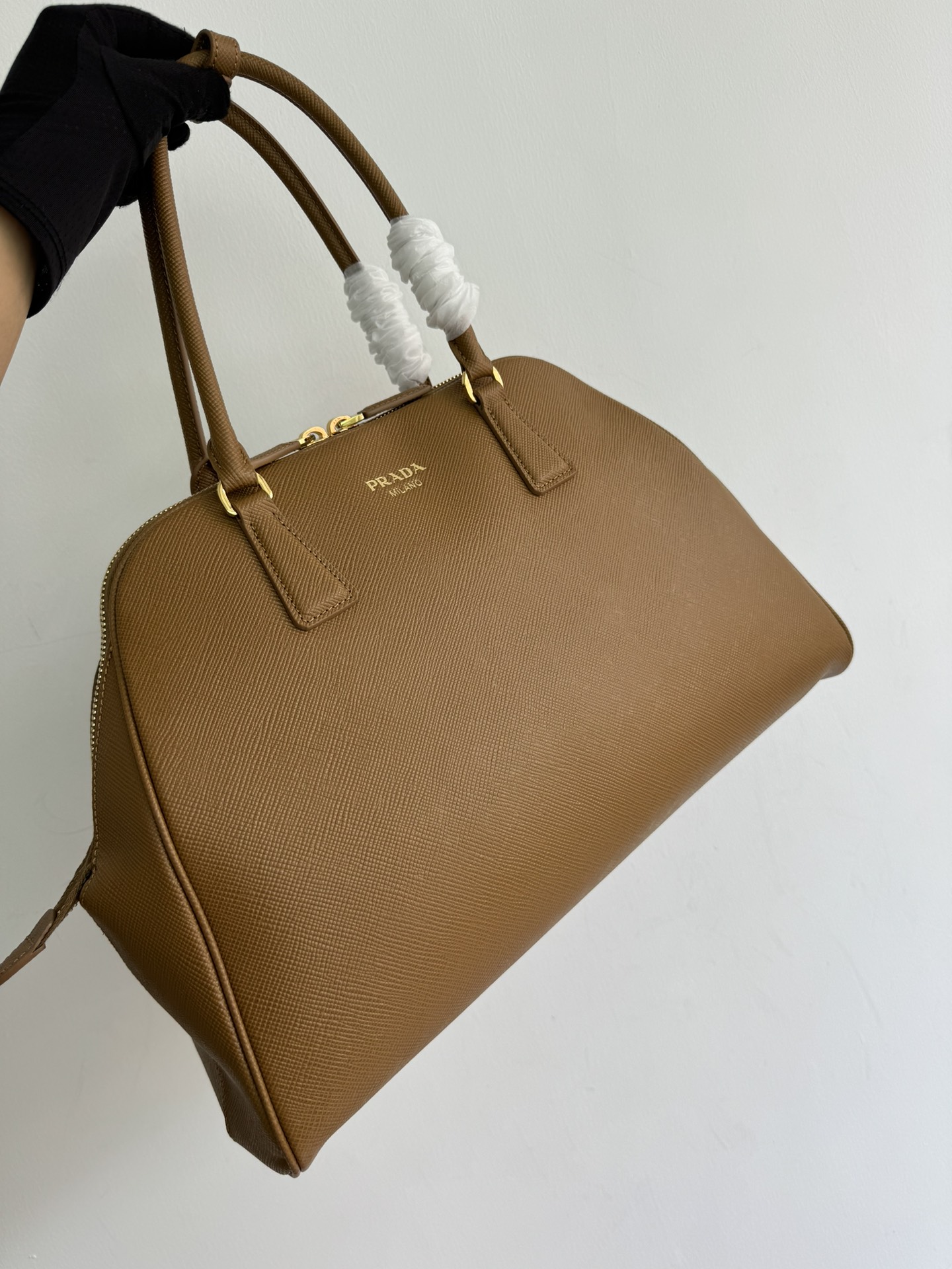 Prada's new pure original (large size) tote bag 1BG524 has arrived Shoulder handbag, imported cross-grain cowhide, this exquisite handbag is made