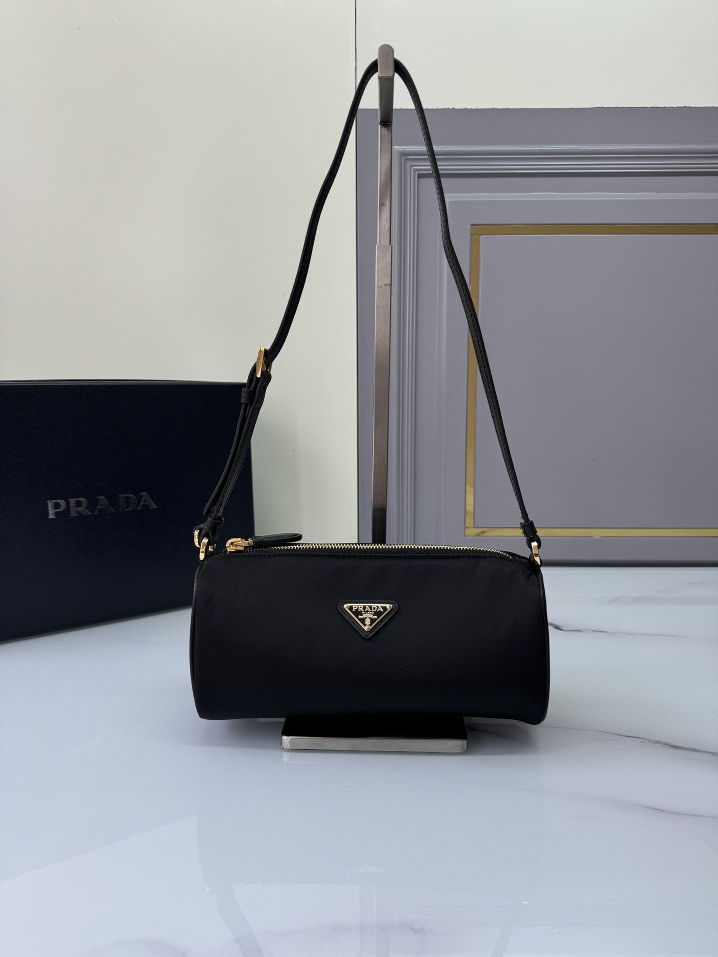 NO:183217,Genuine Grade New Underarm Bag 1NE This recycled nylon clutch brings together classic elements of P home in a delicate design, with simple and neat geometric patterns. It is equipped with elegant and slender leather handles, decorated with an iconic triangle pattern. The capacity is large. Babies, hurry up and buy it, and it is another permanently outdated hit. Long 22x high 9x bottom 7.5cm, PRADA, prada, handbag19860909正品级 新款腋下包1NE 这款再生尼龙手拿包在精致设计中汇集P家经典元素,几何图案廓形简约利落.配以优雅纤细的皮革提手,饰以标志性的三角形图案.容量空间大.宝宝们,赶紧入手吧,又是一款永久不过时爆款 长22x高9x底7.5cm,PRADA,prada,handbag,Bag