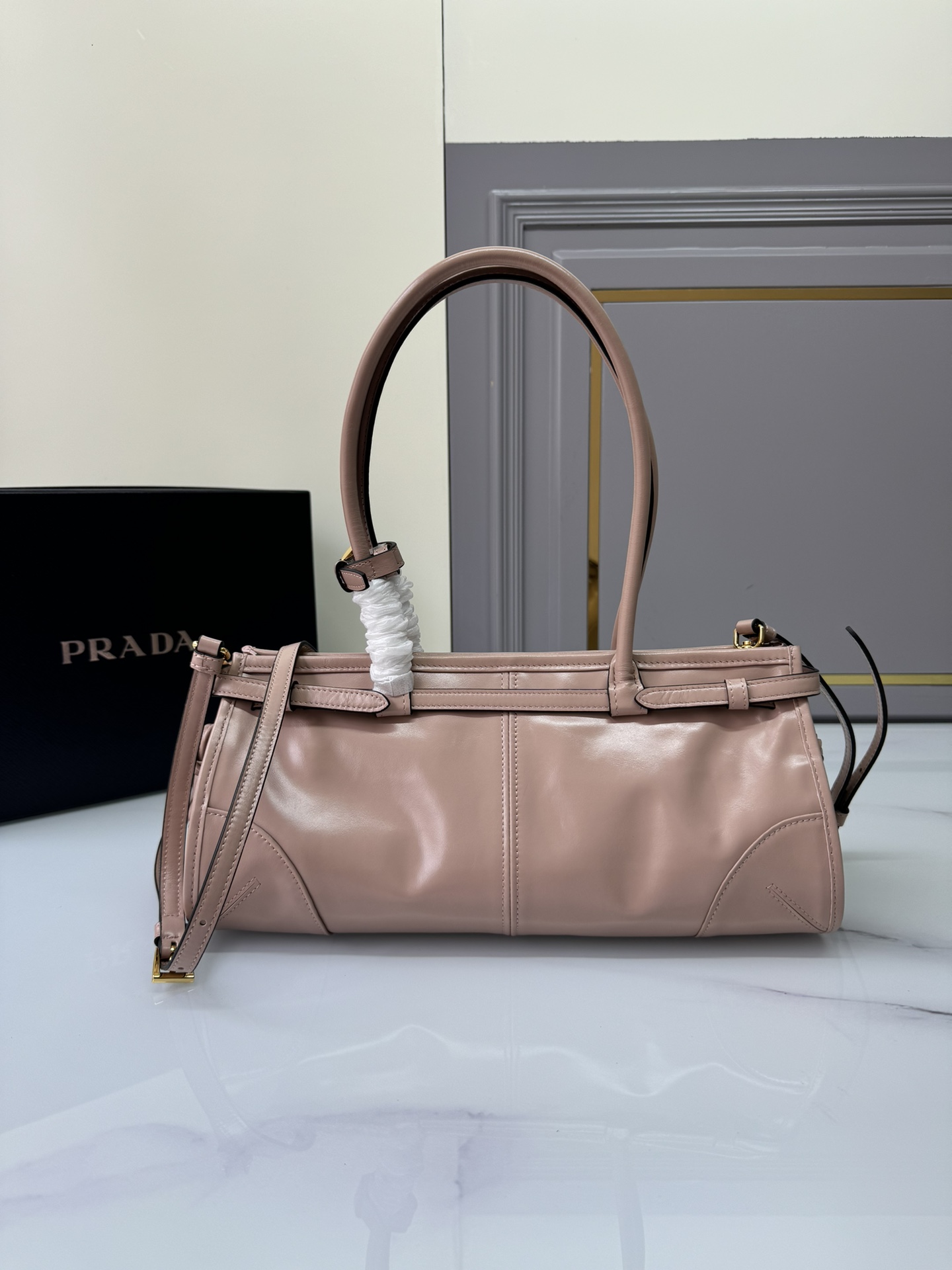 Prada 小号长手柄 油亮的色泽散发出古典气息 配有一条可拆卸调节的长肩带 方便不同场合搭配