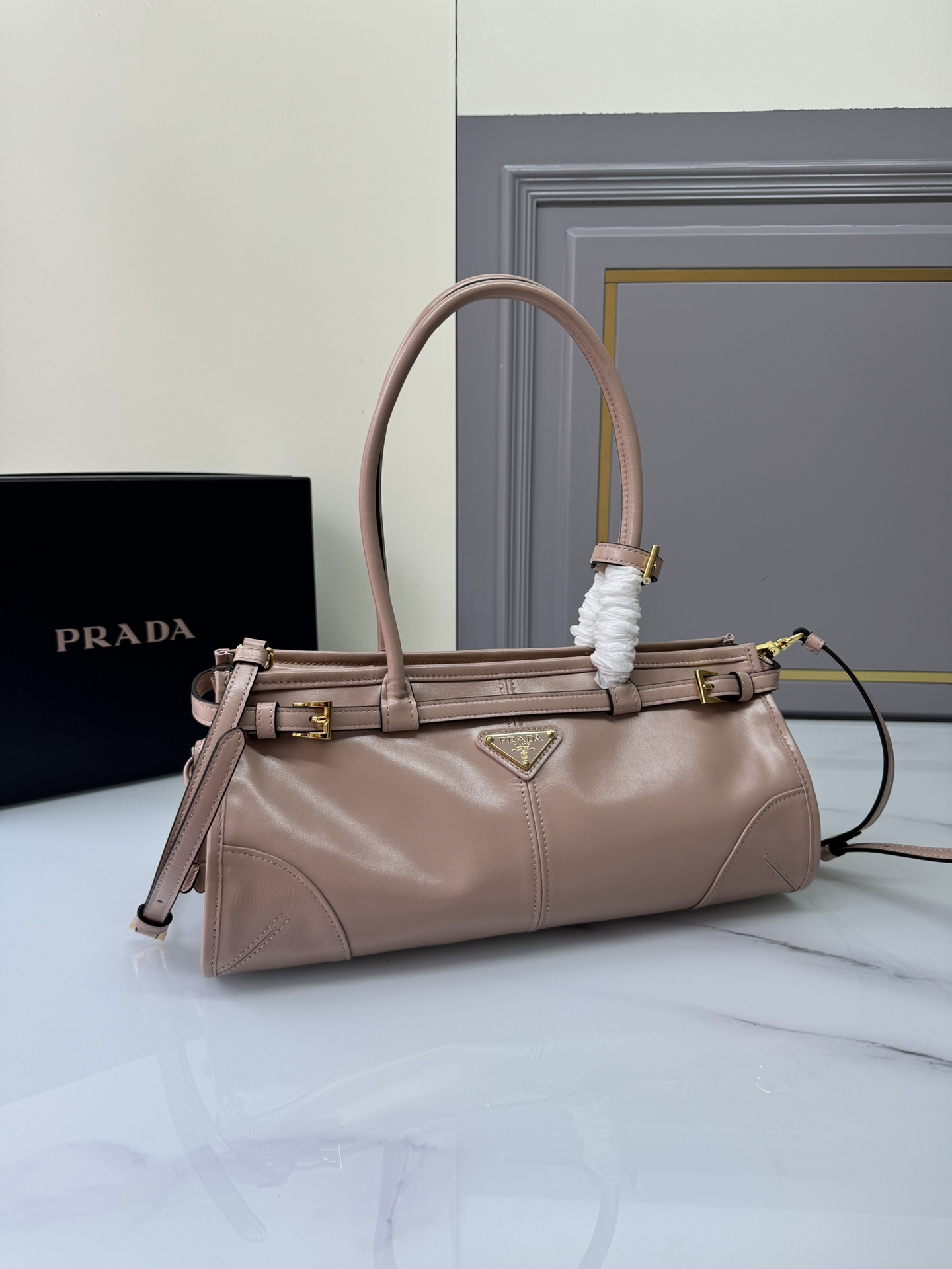 Prada 小号长手柄 油亮的色泽散发出古典气息 配有一条可拆卸调节的长肩带 方便不同场合搭配